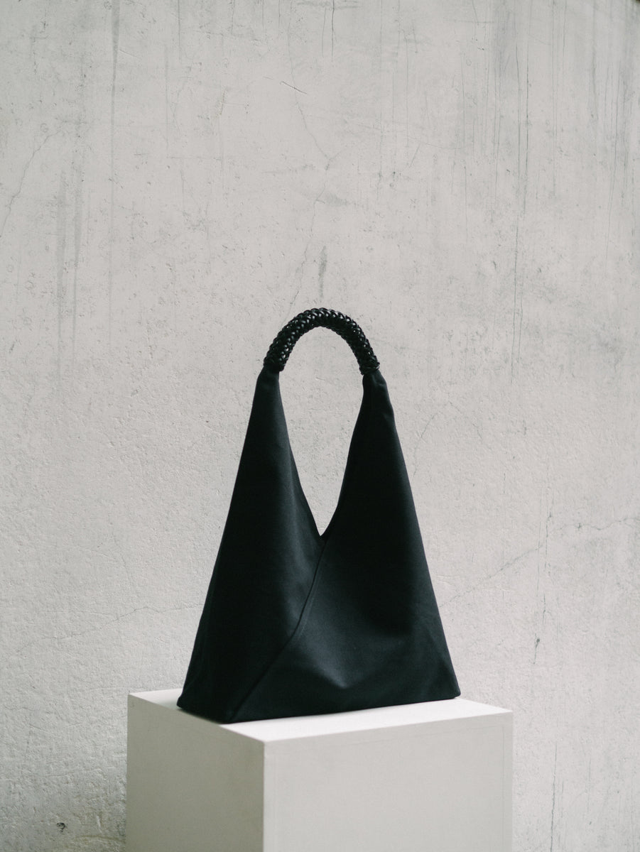 Woven Triangle Bag 58cm in All-Black – Tempo