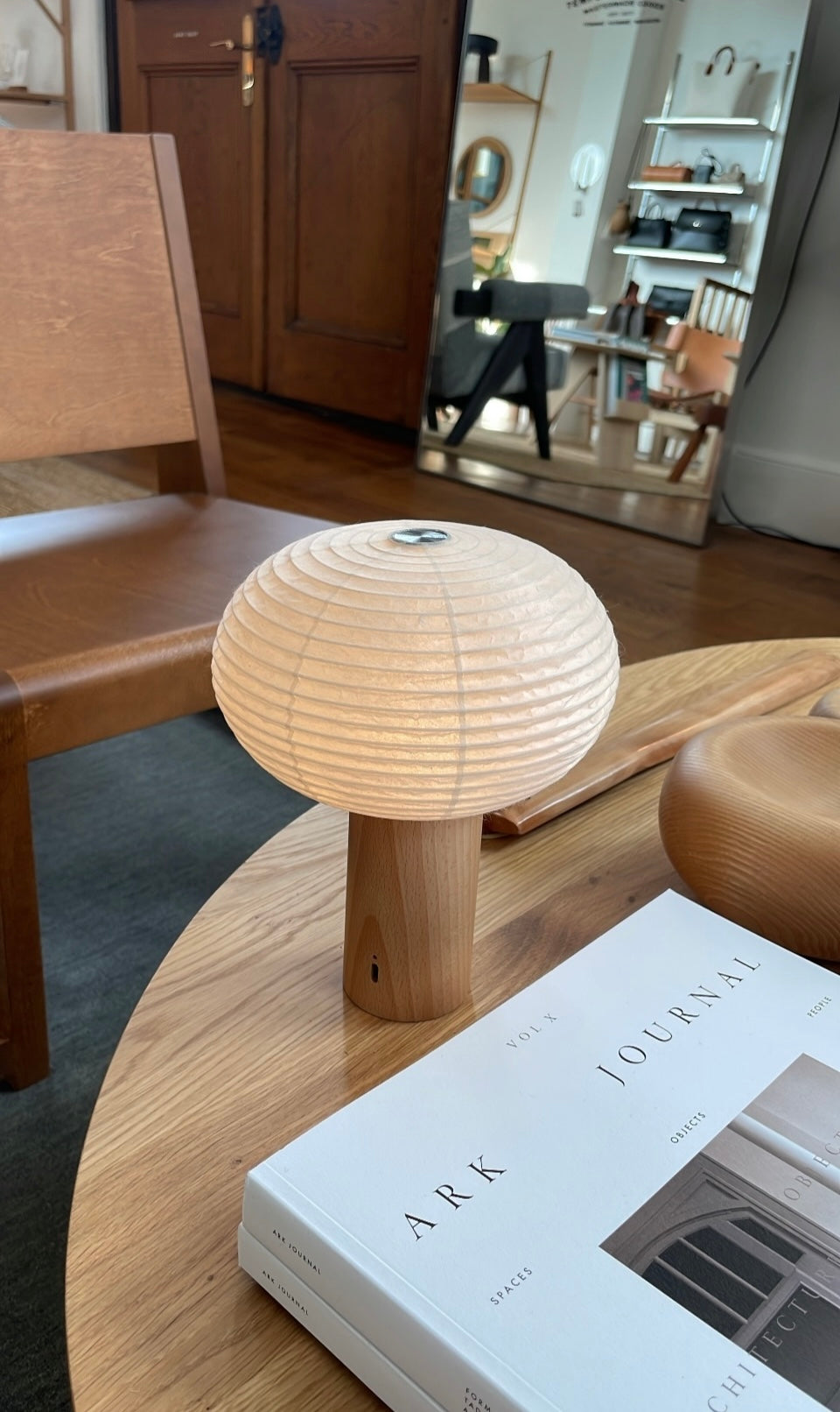 Lampe torche à piles ovale en papier Washi avec base en bois de frêne