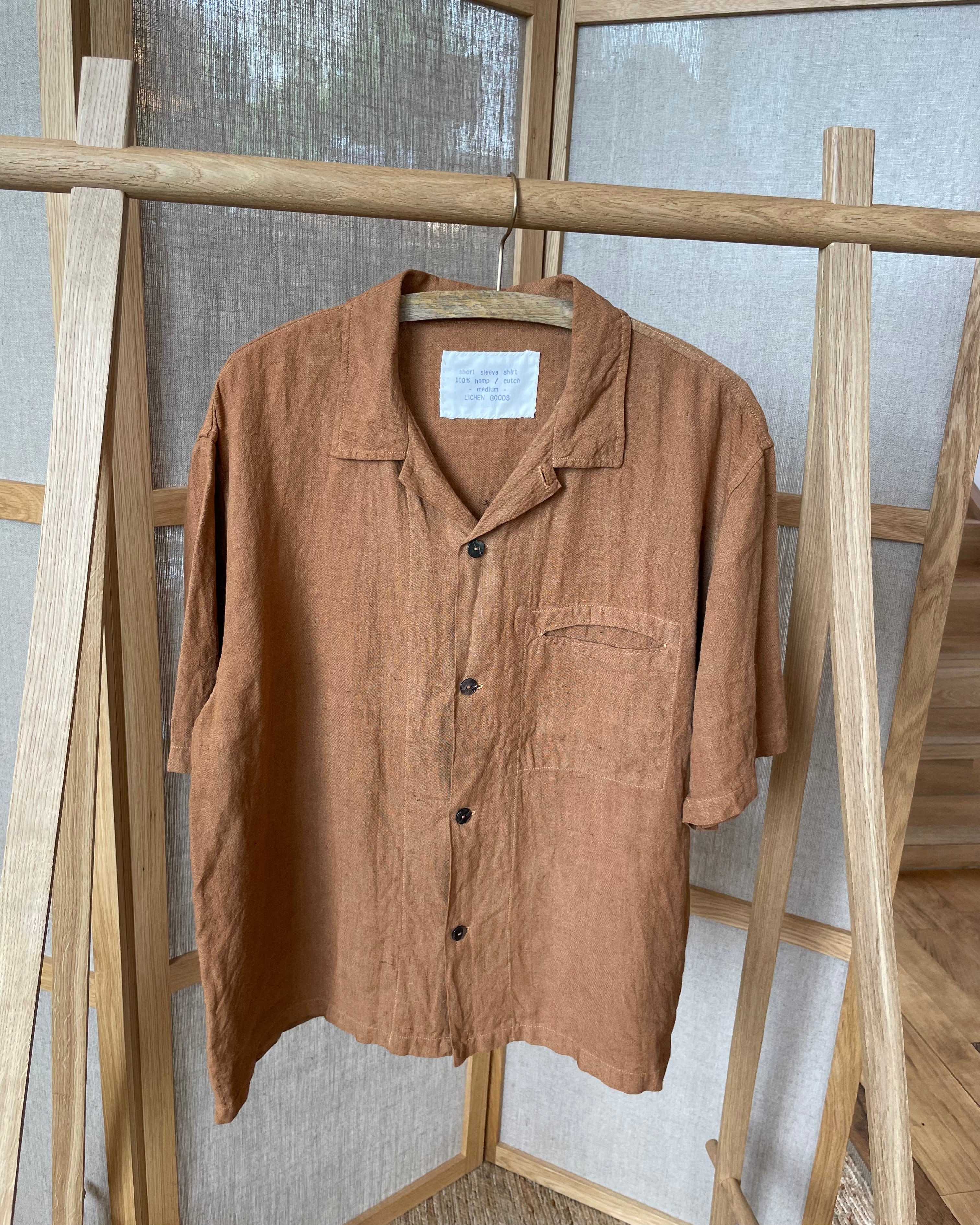 LICHEN GOODS FOR TEMPO - Cutch Hand-Dyed Hemp Short-Sleeve Shirt - Tempo