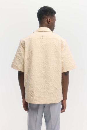 Sandfarbenes, kurzärmliges Jacquard-Baumwollhemd mit Waffelmuster und entspannter Passform 