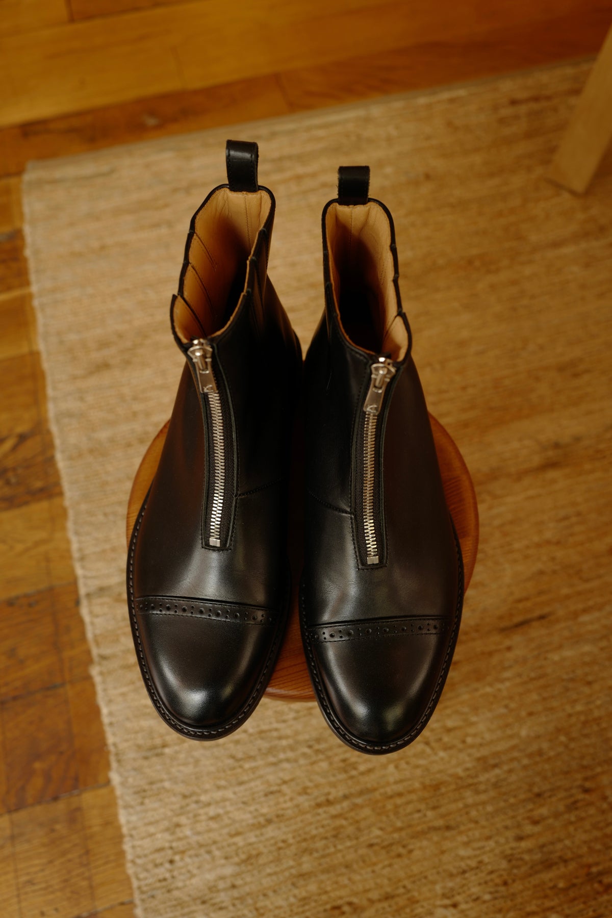 Bottes à bout droit et fermeture éclair sur le devant, noires