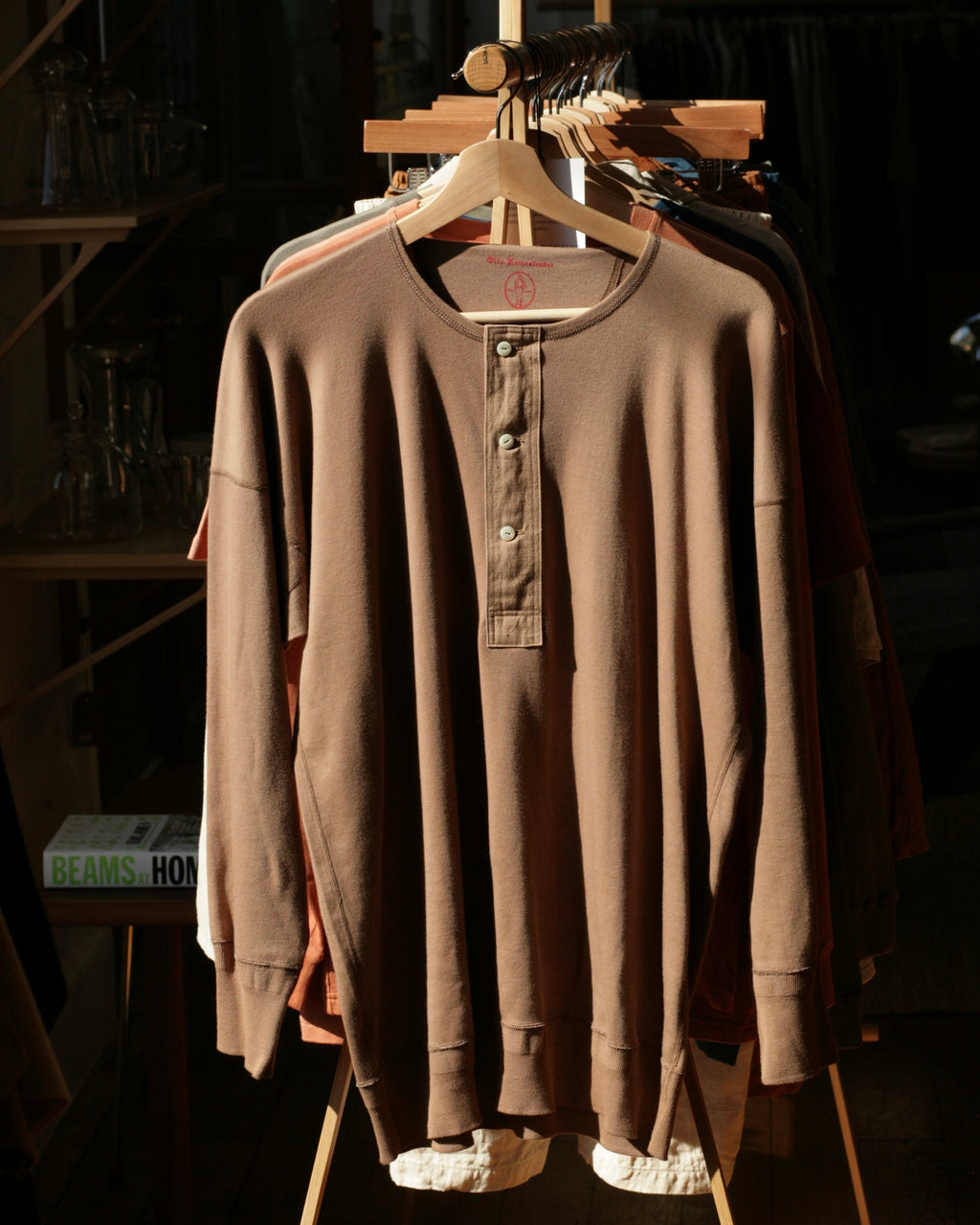 US001 Langarmshirt mit Henley-Ausschnitt in rustikalem Grau 