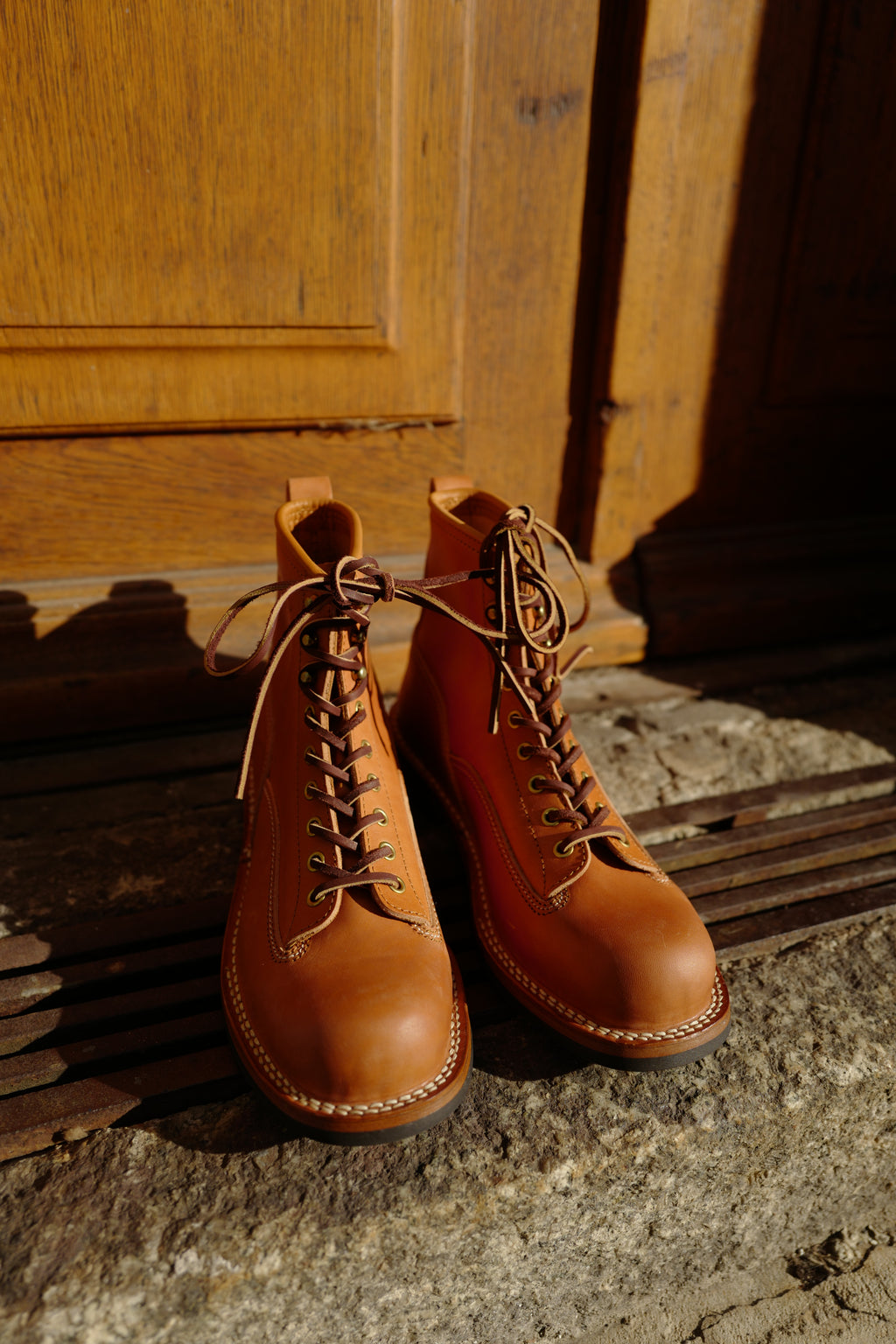THE FLAT HEAD - Vegetable Tanned Tea-core Horsehide Leather Logger Boots in Beige Natural - Tempo