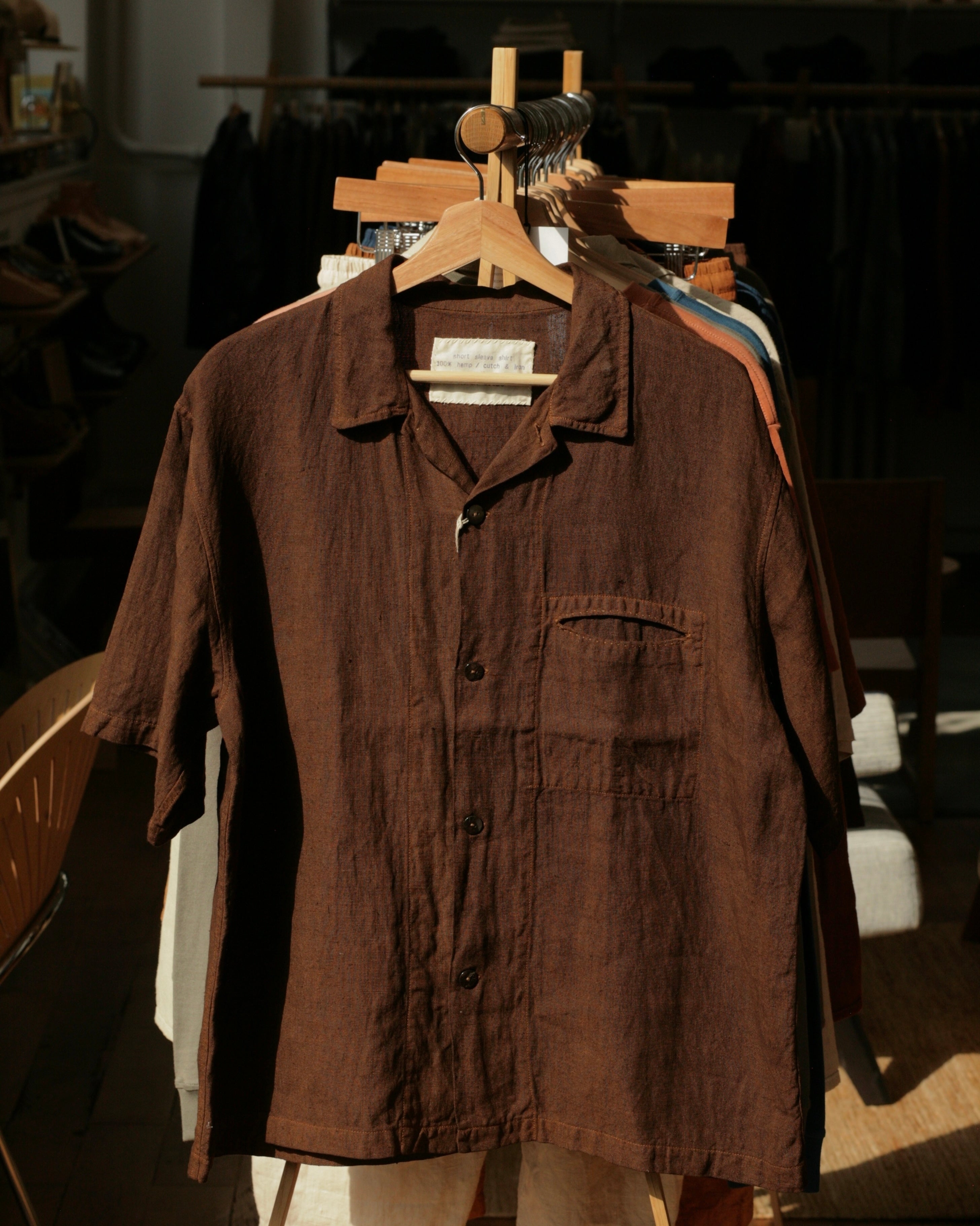 Chemise à manches courtes en chanvre teint à la main Cutch &amp; Iron marron chocolat