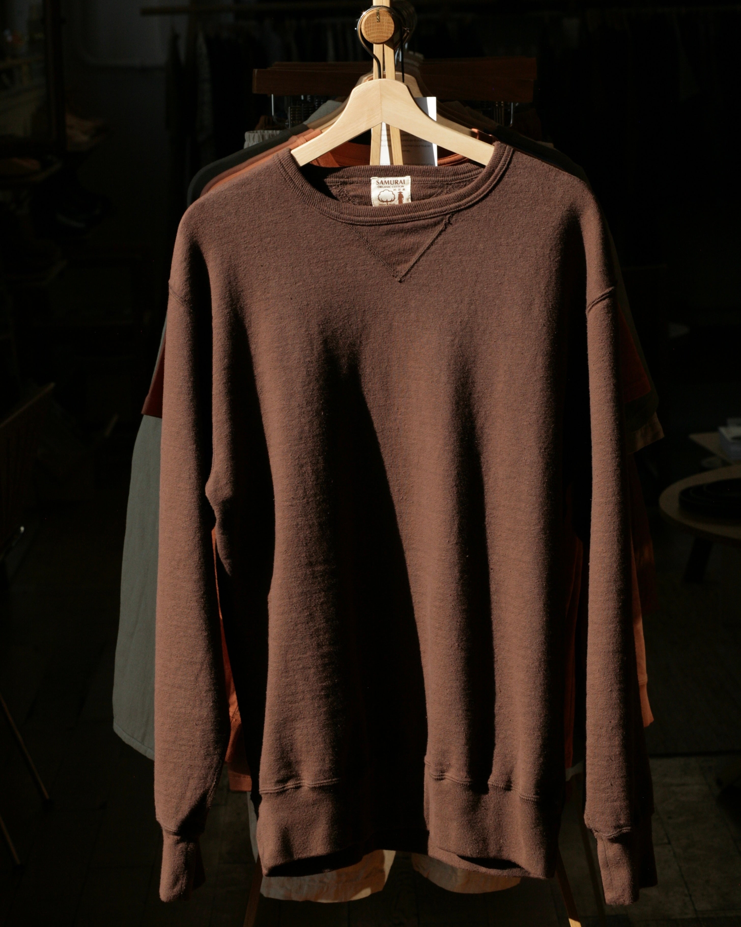 Sweat-shirt japonais en coton biologique teint à la main avec du marron - Dark Kuri 