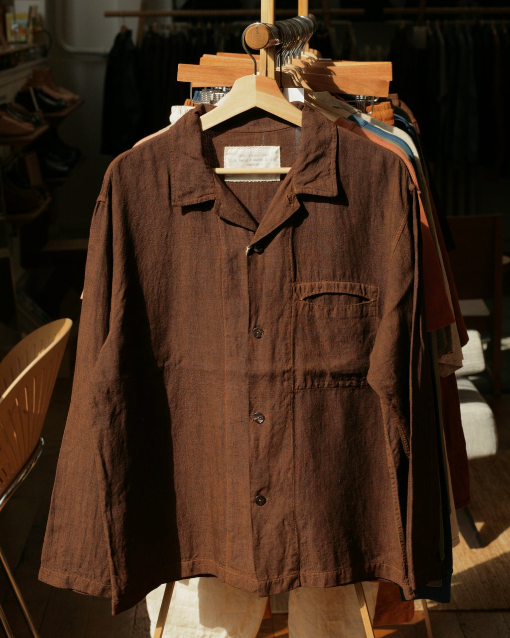 Chemise à manches longues en chanvre teint à la main Cutch &amp; Iron marron chocolat