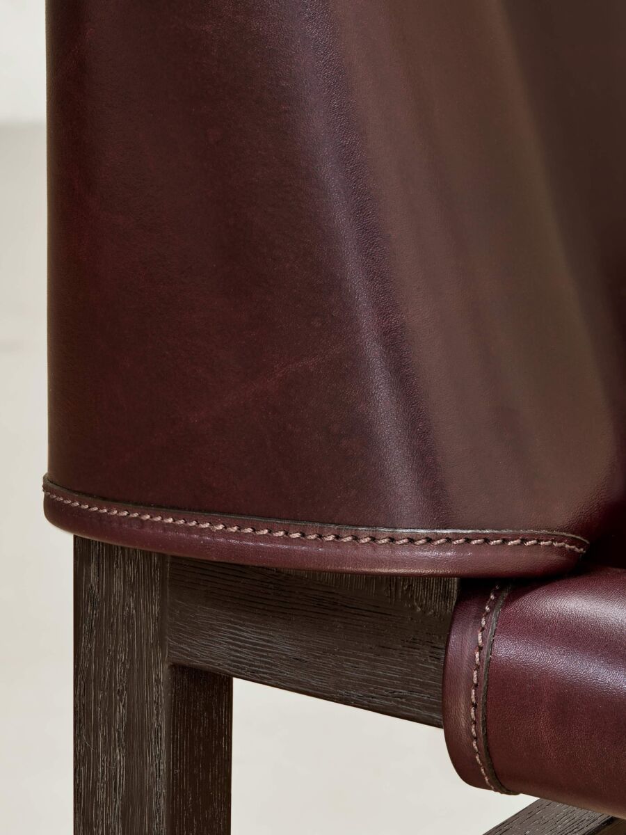 PHANTOM HANDS - Saddle Chair Burgundy - Tempo