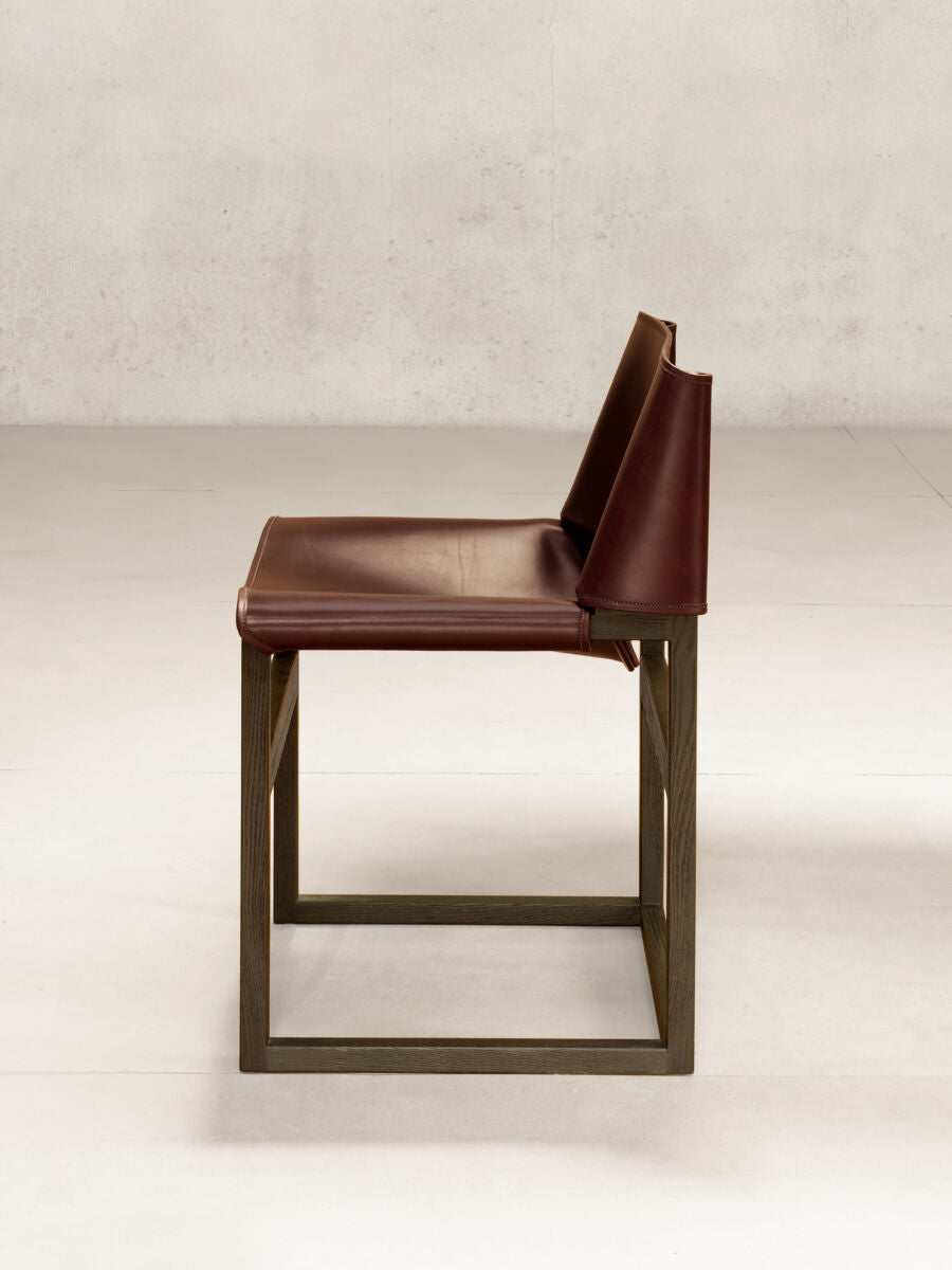 PHANTOM HANDS - Saddle Chair Burgundy - Tempo