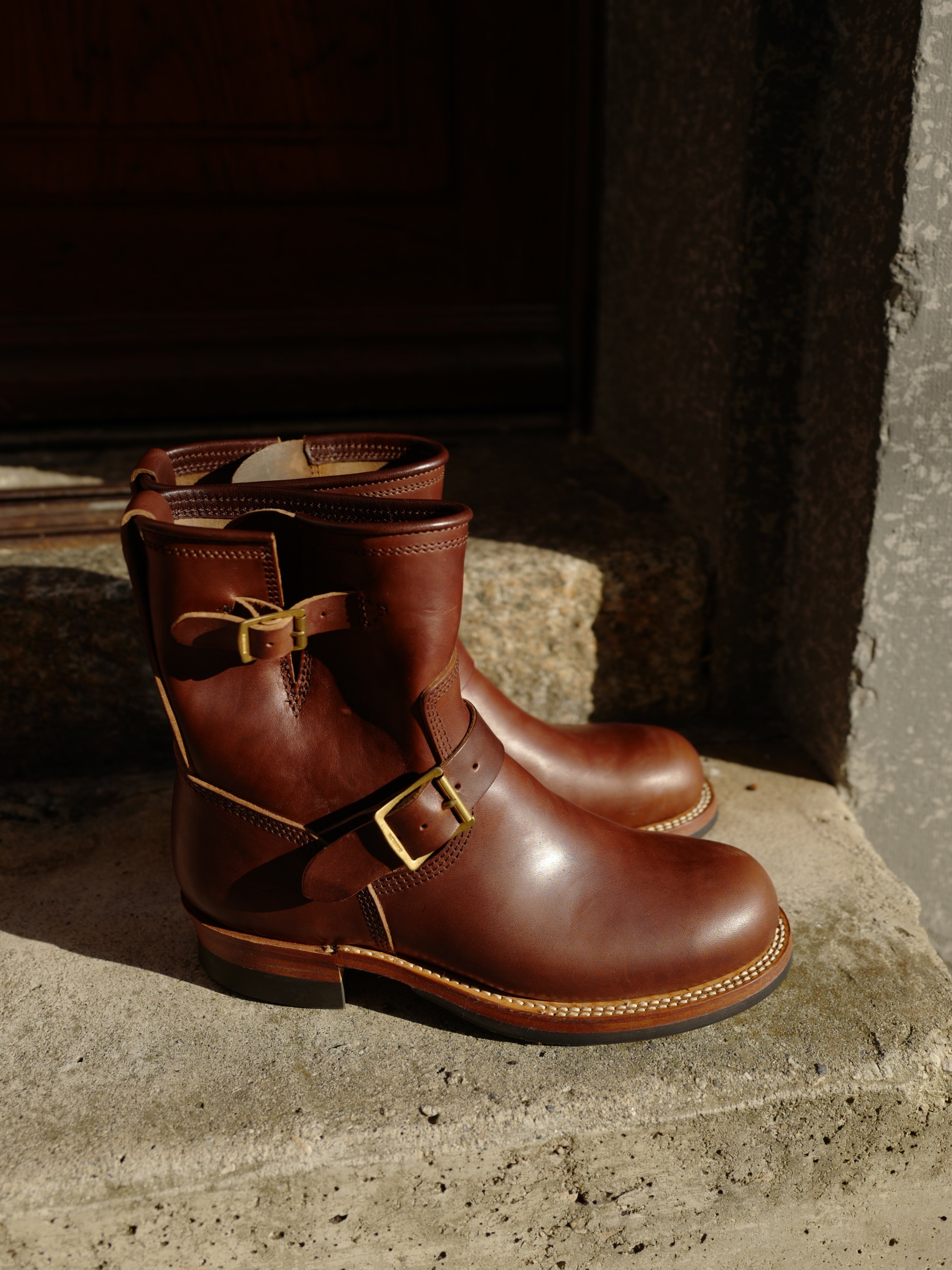 THE FLAT HEAD - Vegetable Tanned Tea-Core Horsehide Engineer Boots in Brown - Tempo