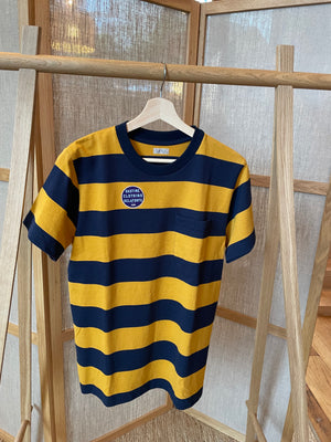 T-shirt Ragtime Rugby Border Pocket en moutarde x bleu marine 