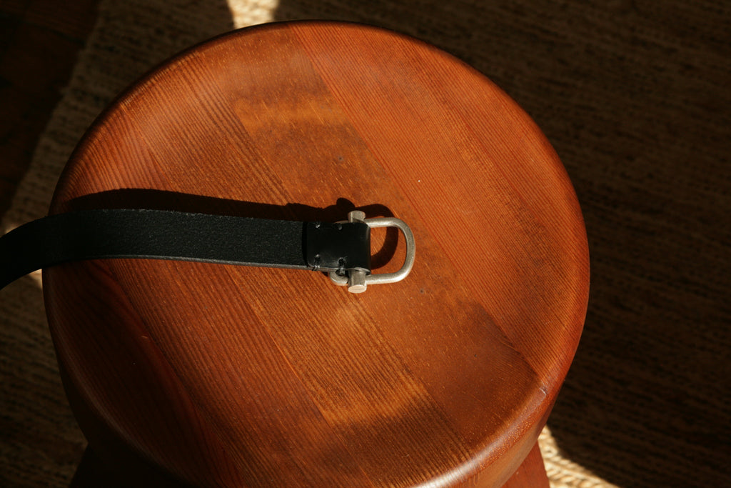 École de Pensée - Engineered Slide Buckle Volanato Leather Belt in Black - Tempo