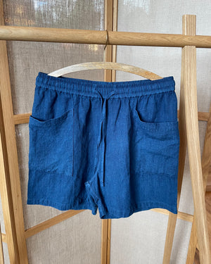 Handgefärbte Shorts aus Bio-Indigo-Hanf 