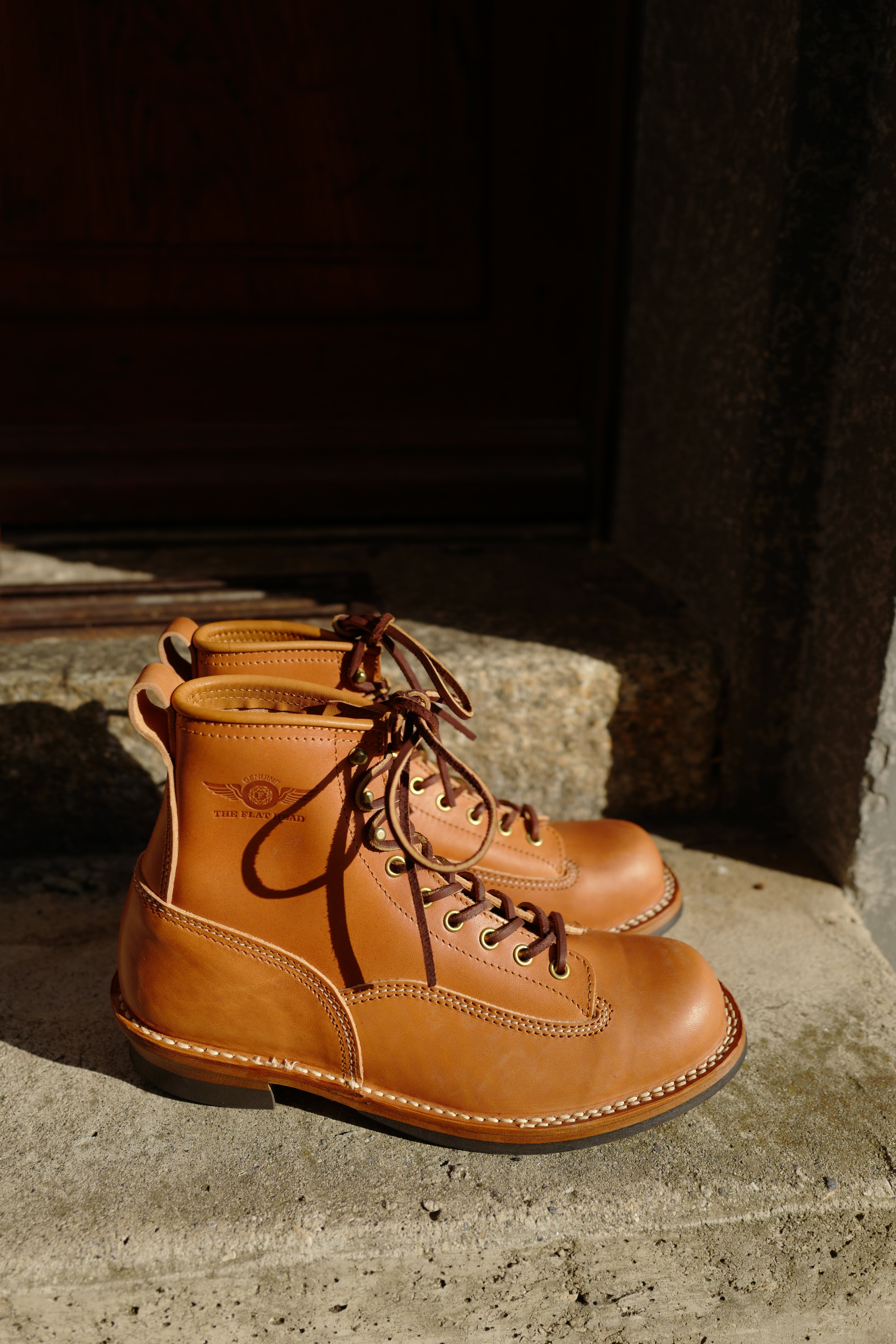 THE FLAT HEAD - Vegetable Tanned Tea-core Horsehide Leather Logger Boots in Beige Natural - Tempo