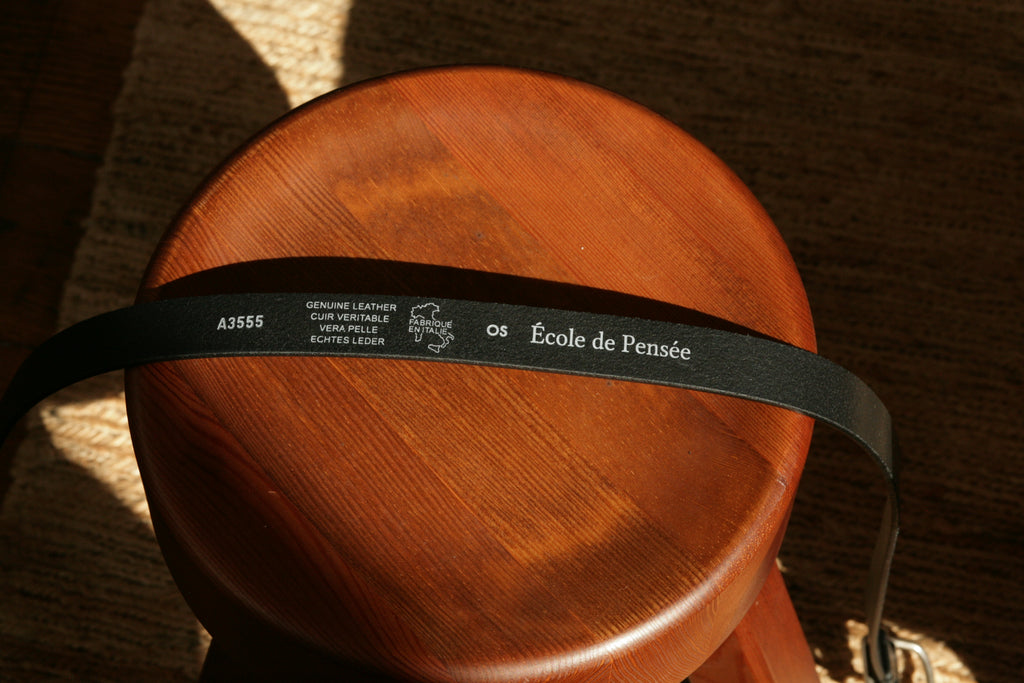 École de Pensée - Engineered Slide Buckle Volanato Leather Belt in Black - Tempo