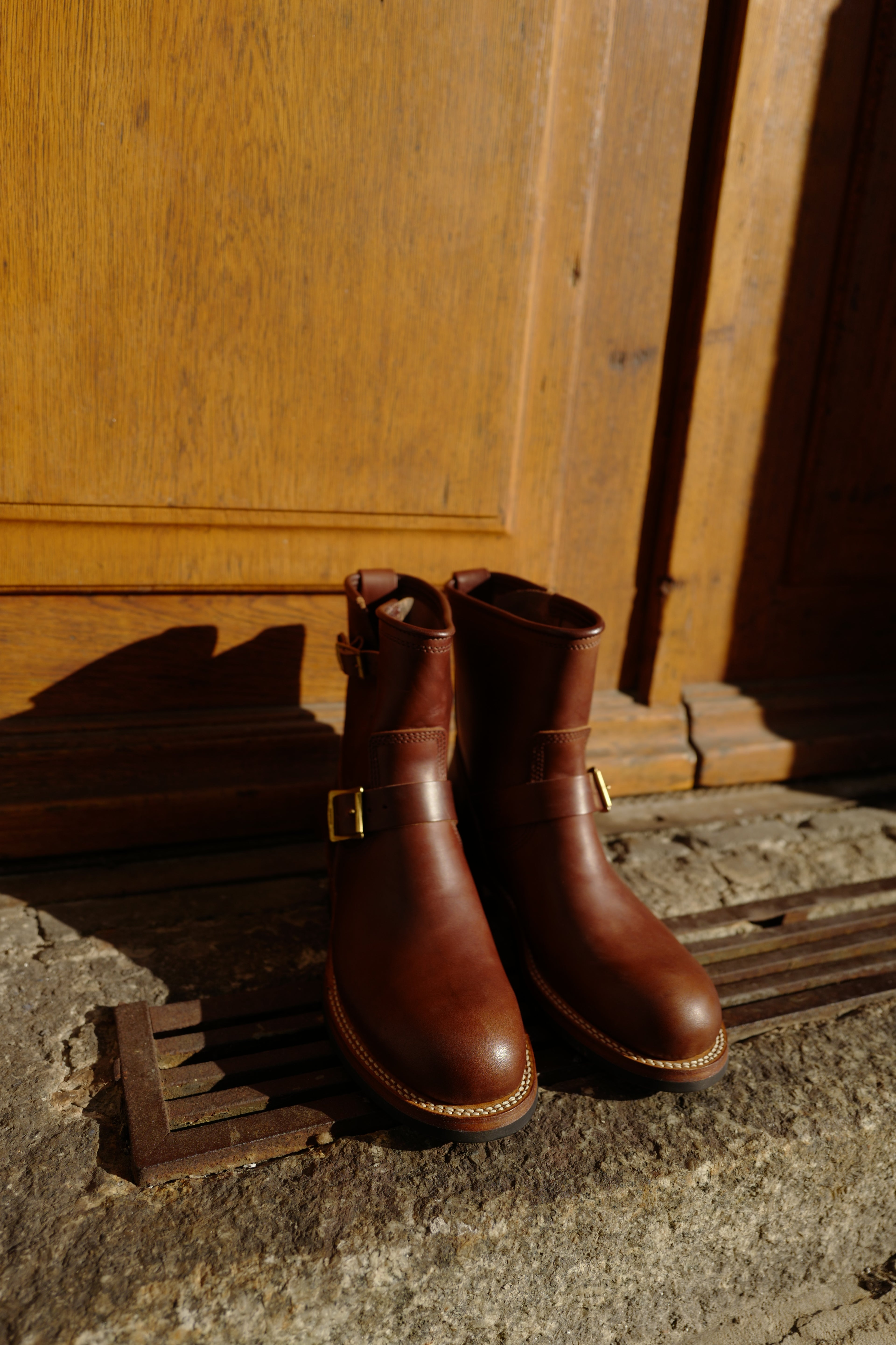 THE FLAT HEAD - Vegetable Tanned Tea-Core Horsehide Engineer Boots in Brown - Tempo