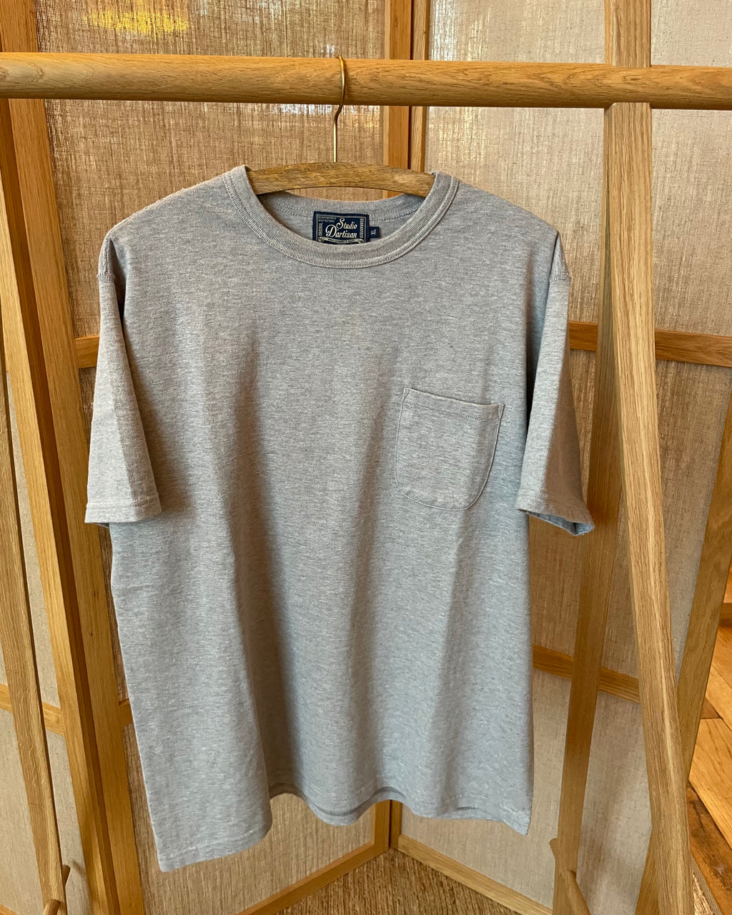 Suvin-Gold – Tsuriami – Loopwheel-T-Shirt mit Tasche in Heather Grey 