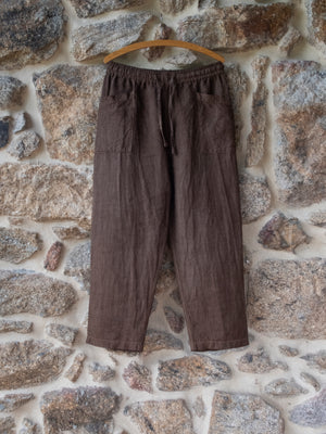 Pantalon facile à porter en chanvre teint à la main Cutch &amp; Iron marron chocolat