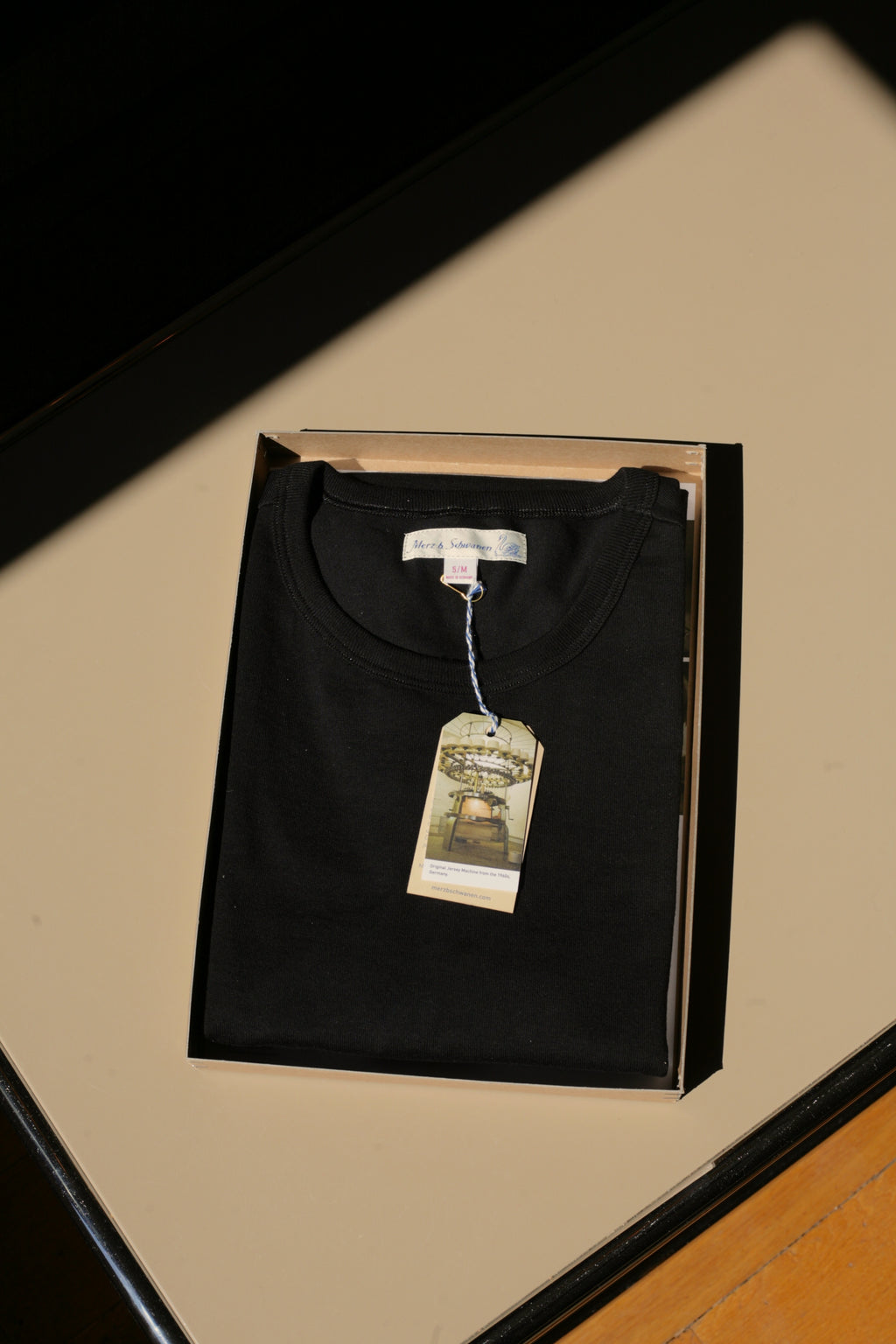 MERZ B. SCHWANEN - GOOD ORIGINALS | Sturdy Jersey T-shirt w/ Side Seams 6.8oz Cropped Classic Fit in Deep Black 2M15C - Tempo