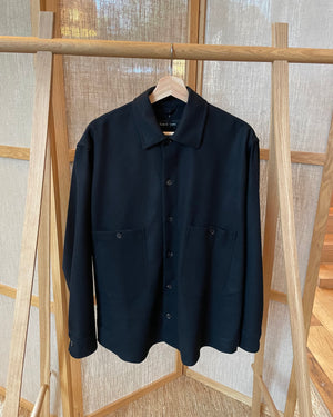 Overshirt aus gebürsteter Wolle in Schwarz 