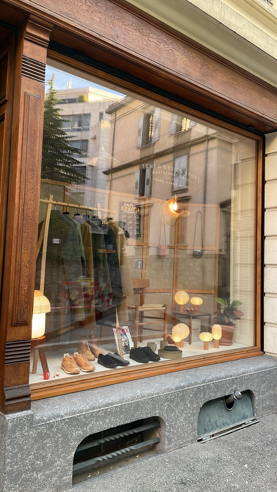 TORCHIN FOR TEMPO - Vertical Washi-Paper Battery Torch Lamp with Ash Wood Base - Tempo