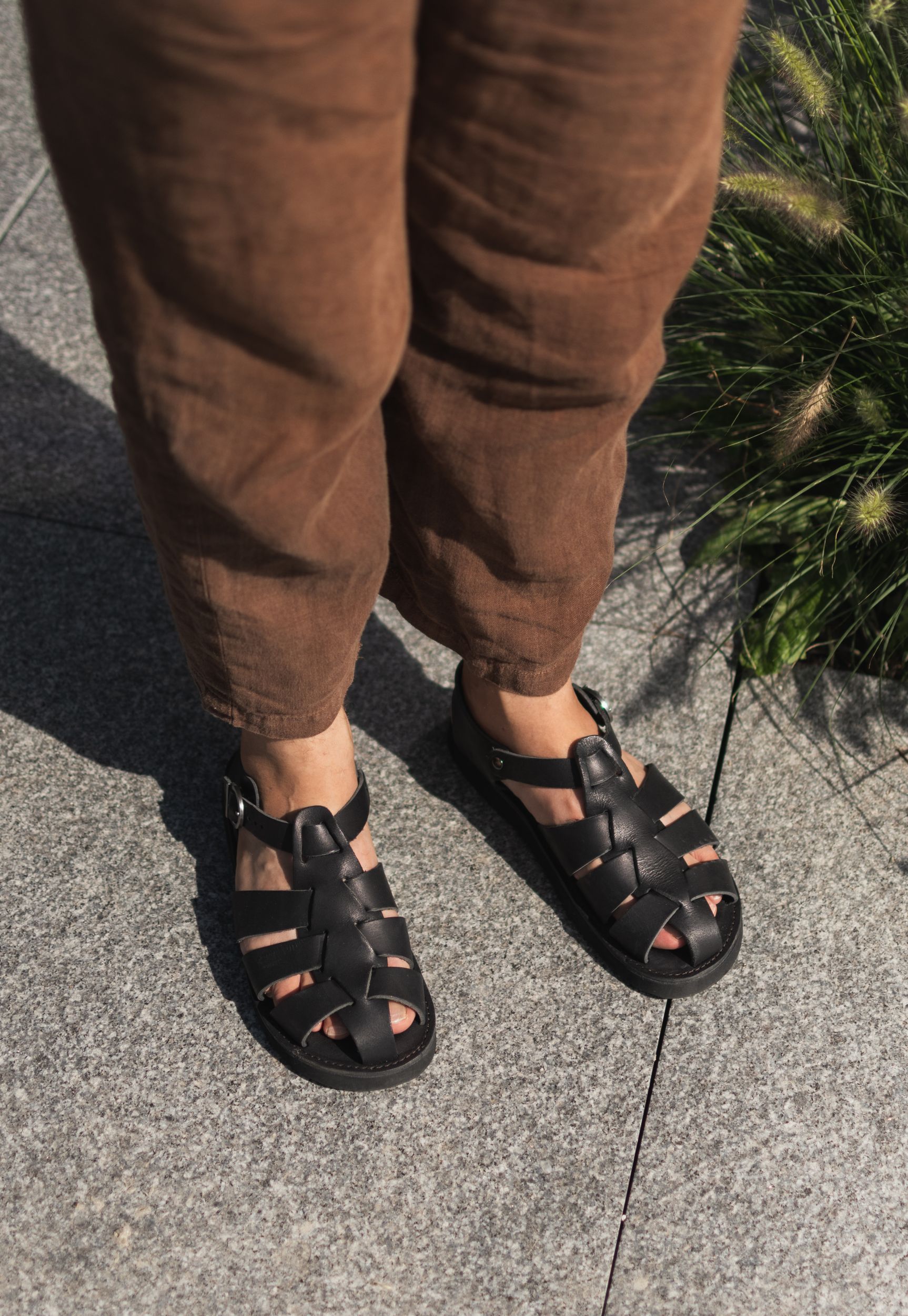 Schokoladenbraune handgefärbte Hanfhose von Cutch &amp; Iron