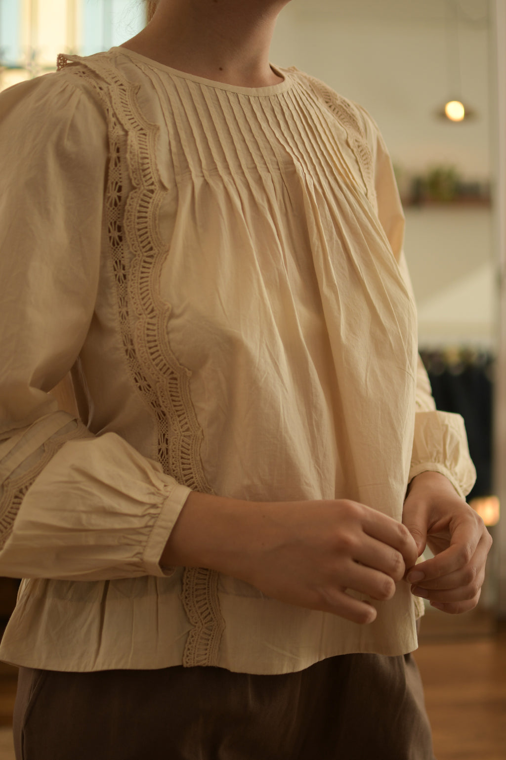 Bluse aus Bio-Baumwolle mit Blattmotiv in Antikbeige 