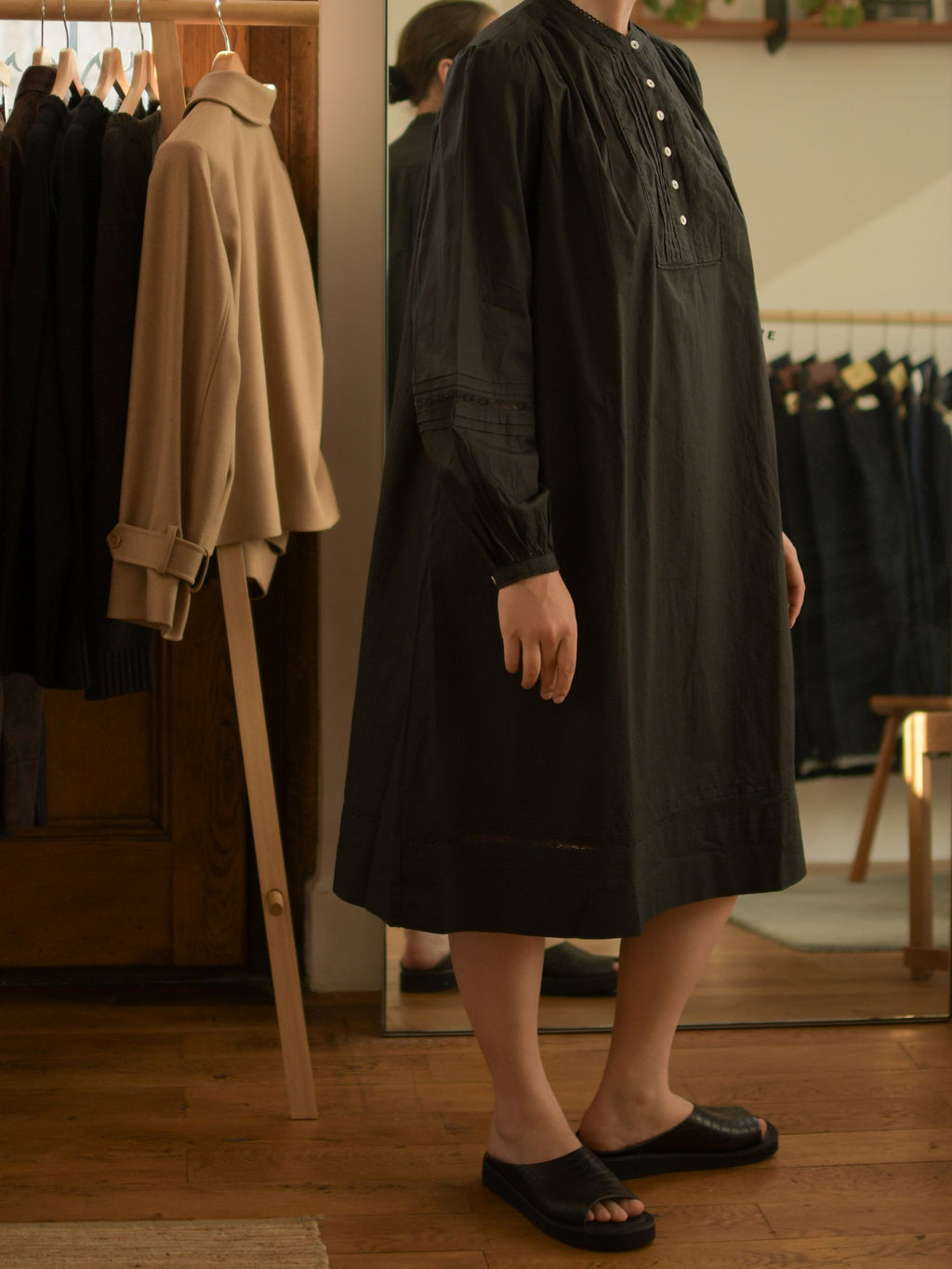 Hemdkleid aus Bio-Baumwolle mit Blattmuster in Schwarz 