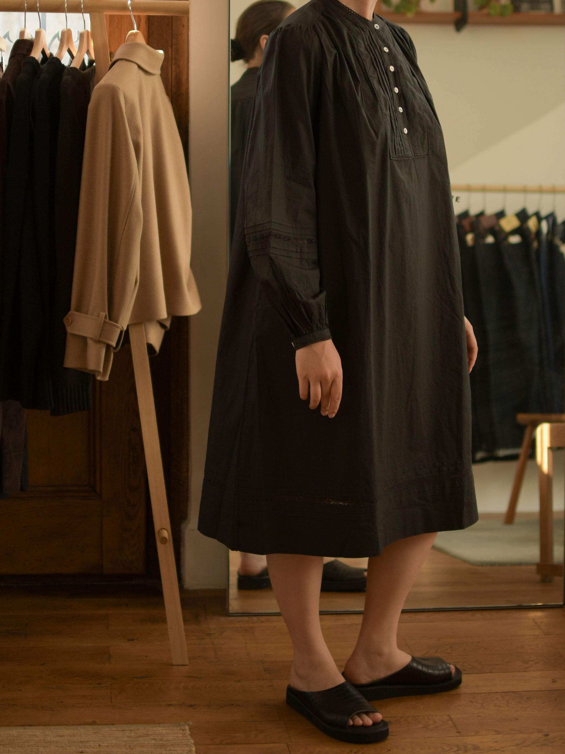 Hemdkleid aus Bio-Baumwolle mit Blattmuster in Schwarz 