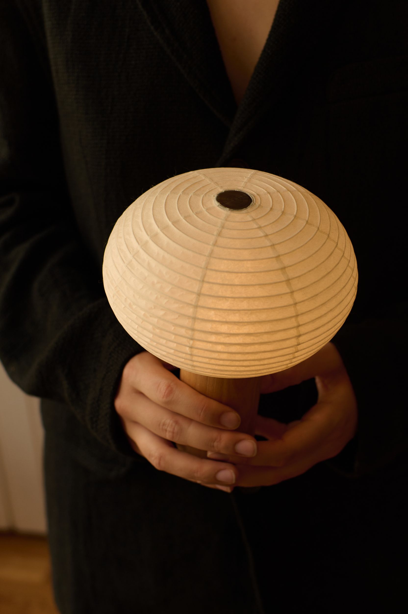 Lampe torche à piles ovale en papier Washi avec base en bois de frêne
