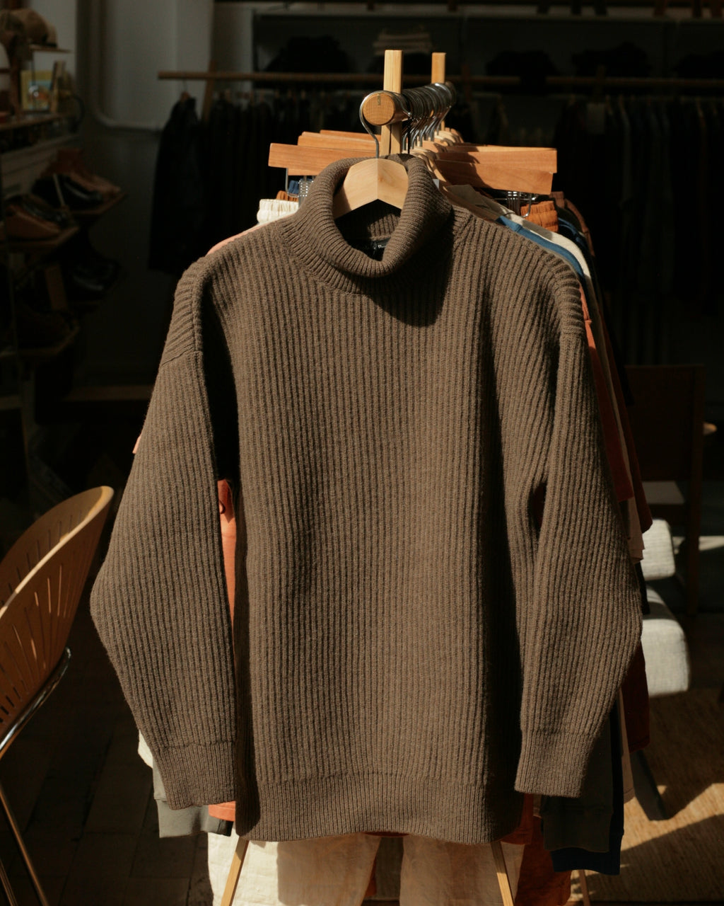 École de Pensée - Extra Fine Virgin Merino Wool Turtleneck Sweater in Taupe - Tempo