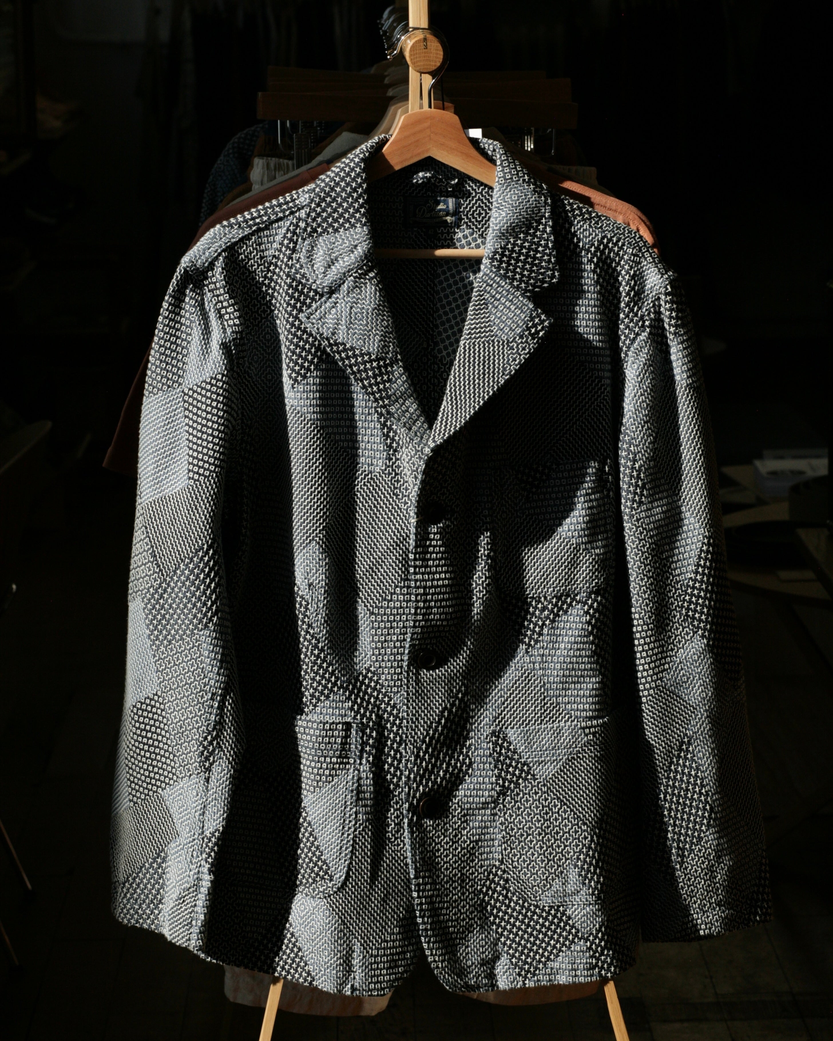 Tsugihagi Sashiko Jacquardgewebe-Jacke in zweifarbigem Indigo