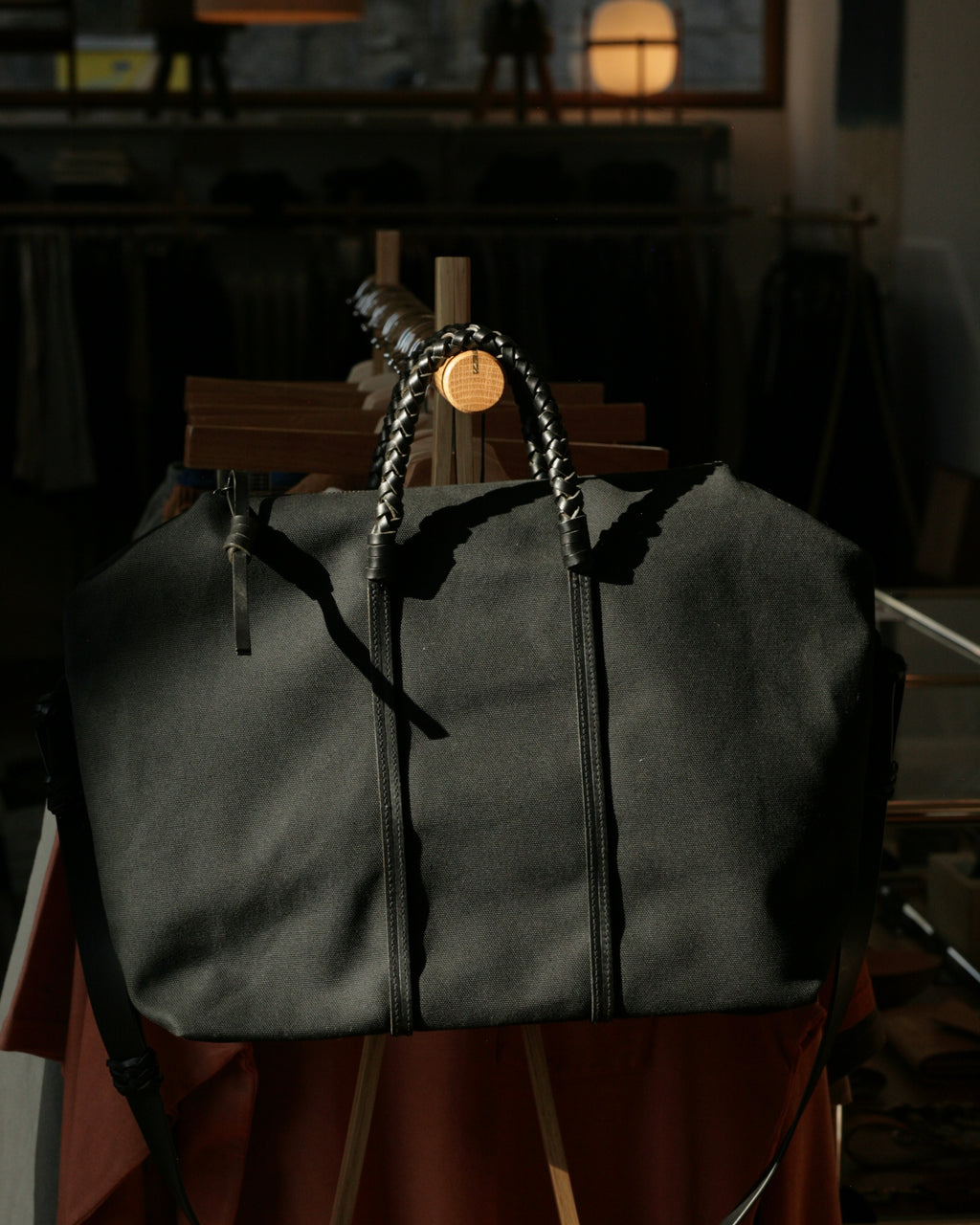 KAMARO'AN - Woven Duffel Bag 35 in Black - Tempo