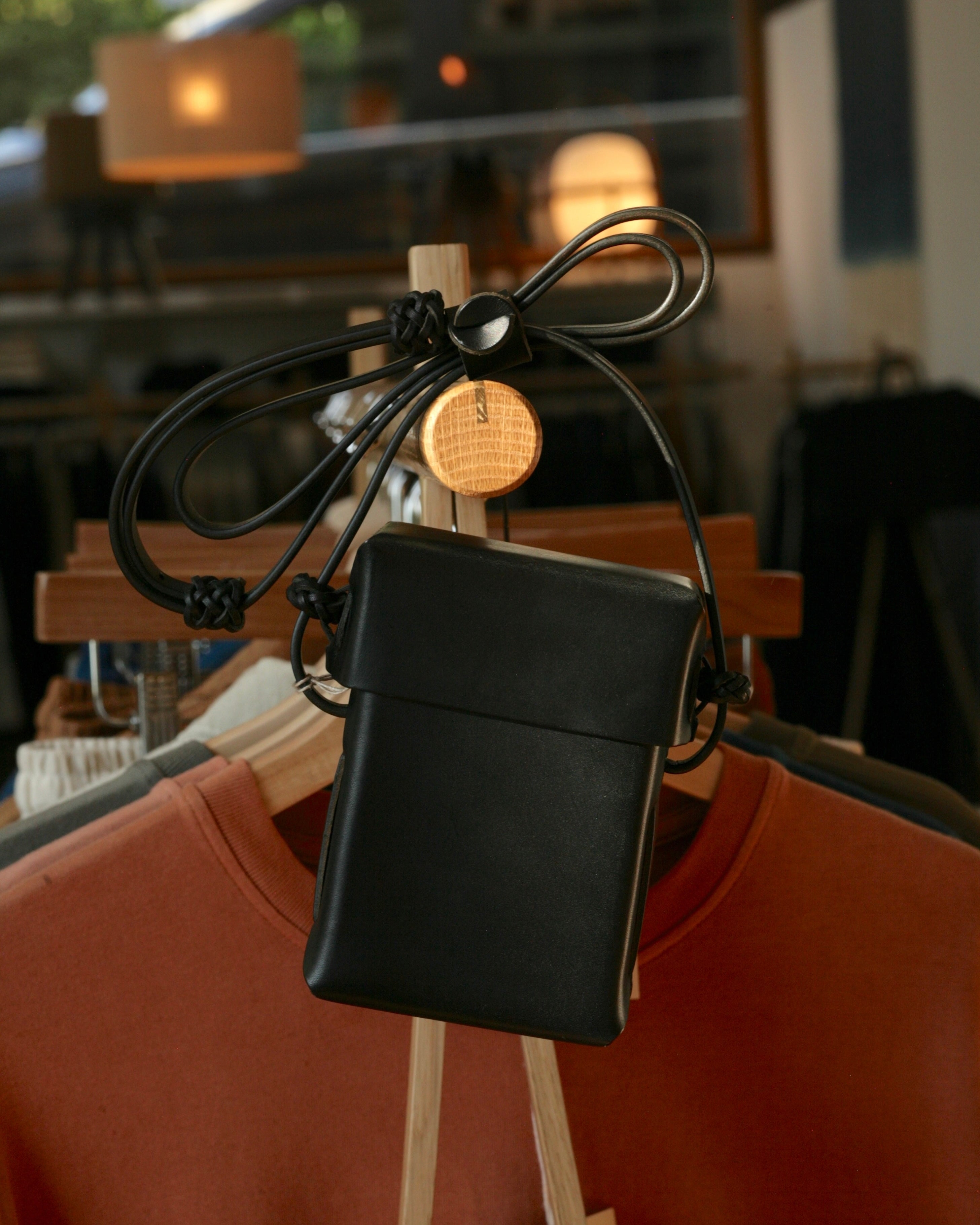 KAMARO'AN - Woven Camera Bag in All Black - Tempo