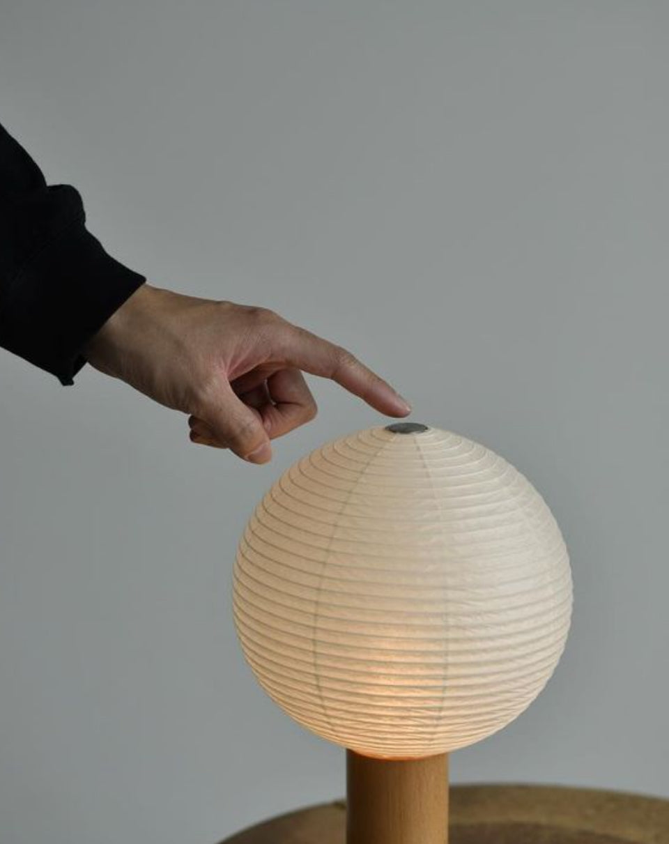 Lampe torche circulaire à piles en papier Washi avec base en bois de frêne