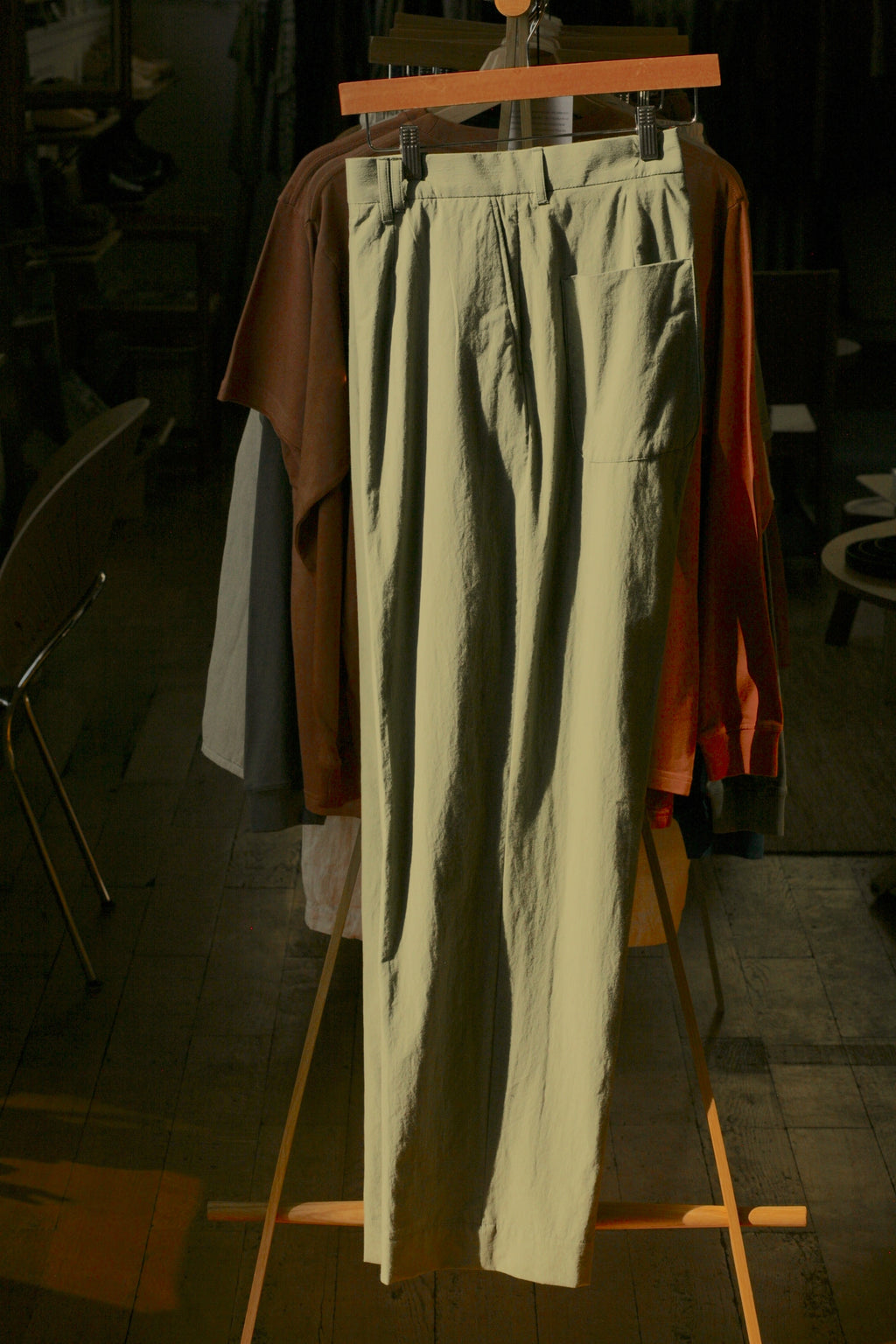 École de Pensée - Typewriter Cotton Straight Trousers | Sage - Tempo