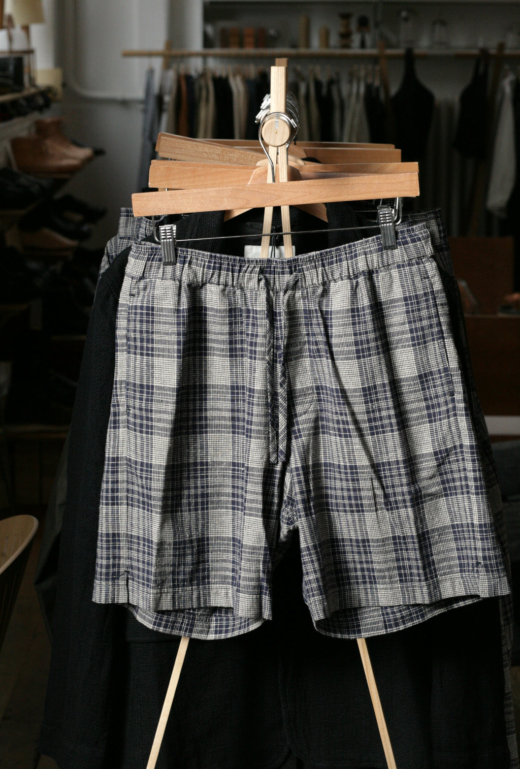 HANSEN - Yann Drawstring Shorts in Cotton Linen Navy Ecru Check - Tempo