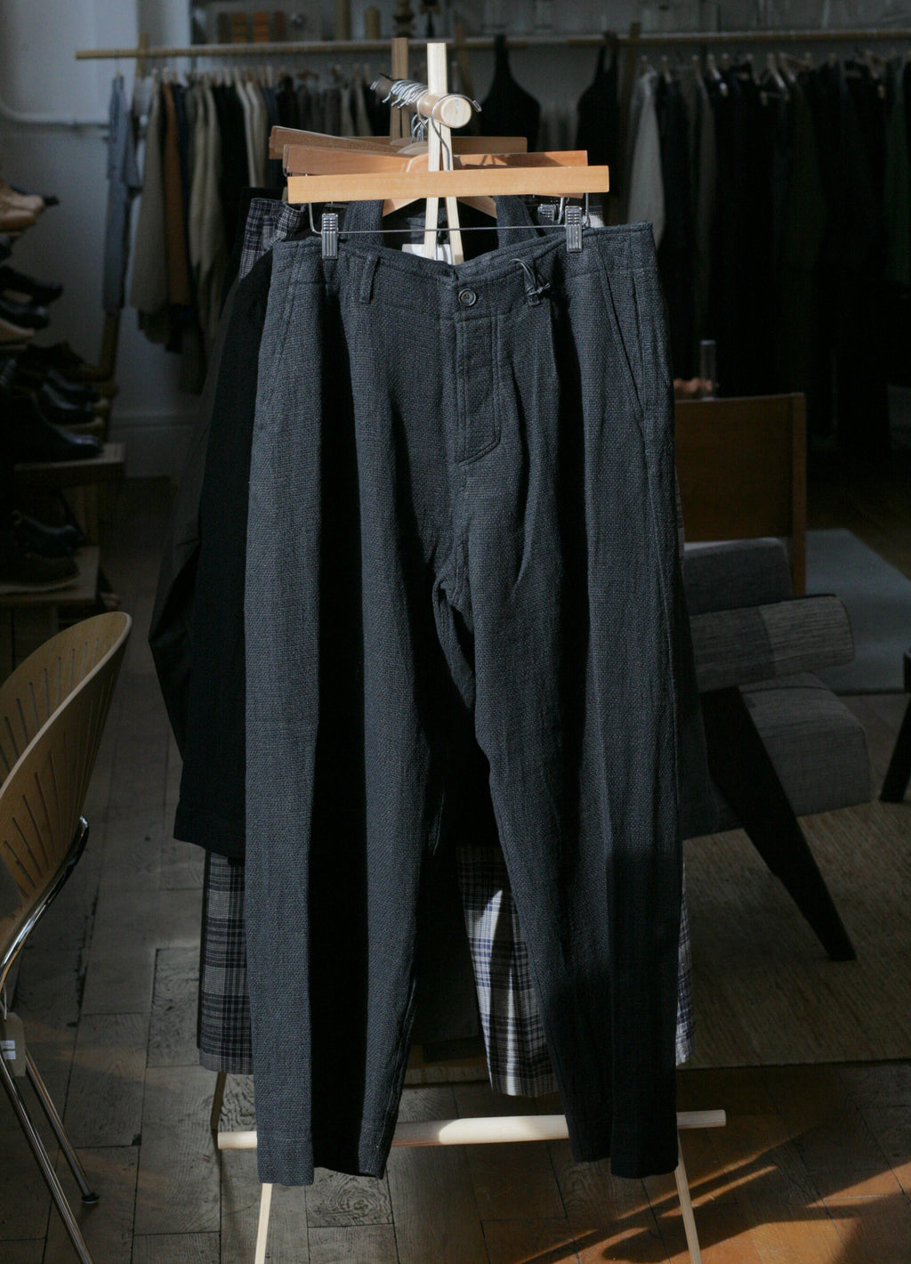 HANSEN - Bobby Wide Pleated Trousers in Linen Cotton Black Gauze - Tempo