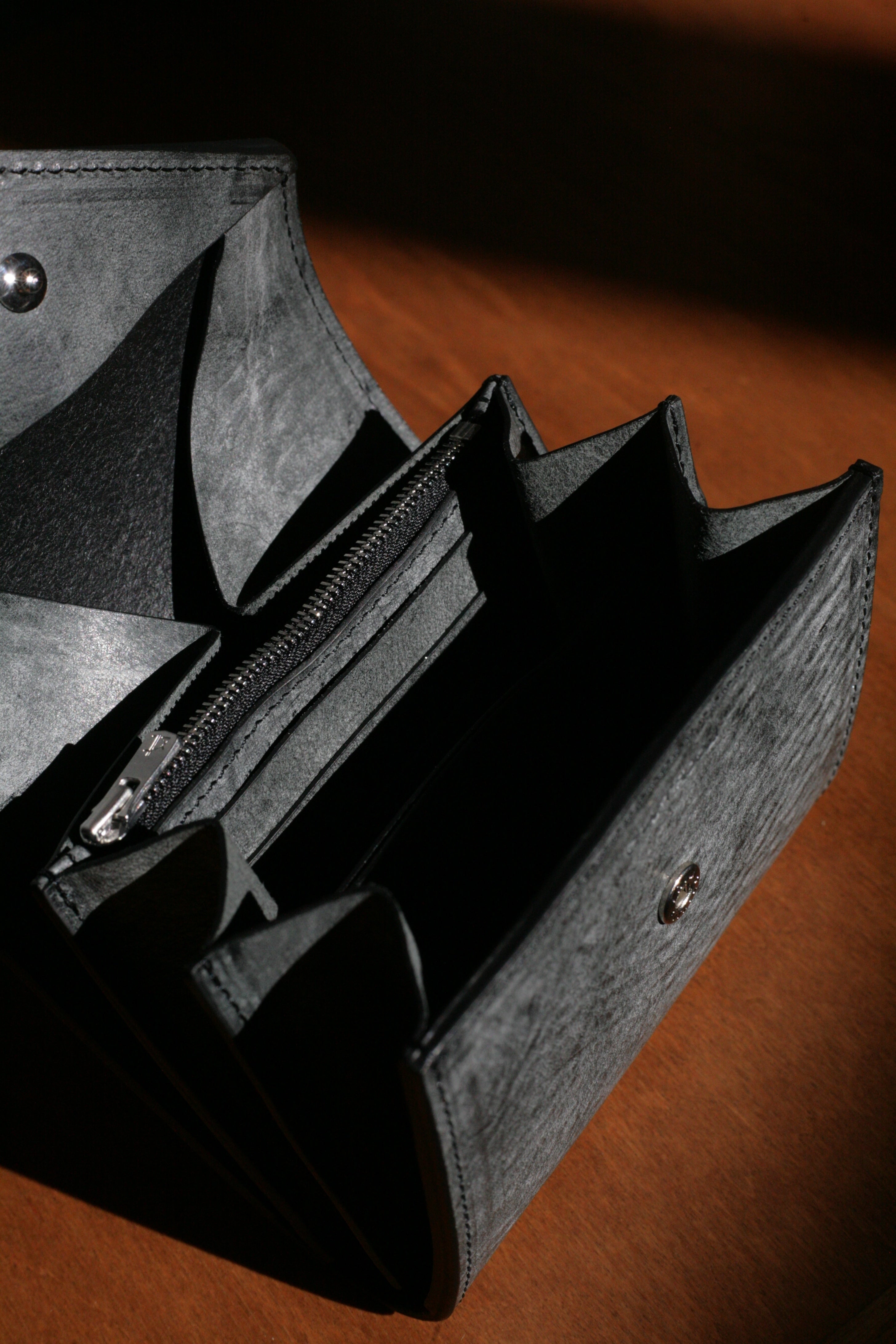 YOKO SAKAMOTO - VEG TANNED LEATHER WALLET BLACK - LA  PERLA AZZURRA TANNERY - Tempo