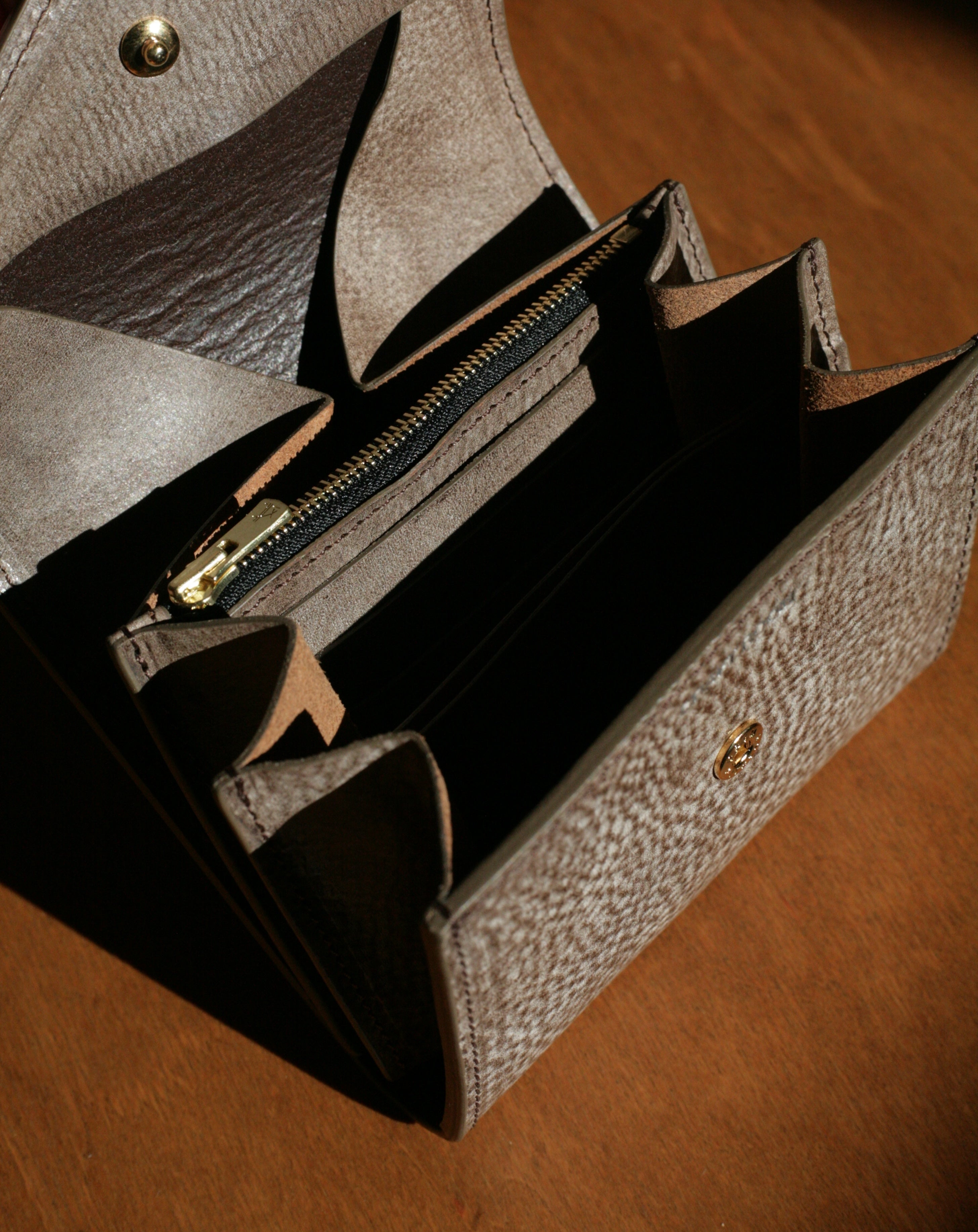 YOKO SAKAMOTO - VEG TANNED LEATHER WALLET BROWN - LA PERLA AZZURRA TANNERY - Tempo