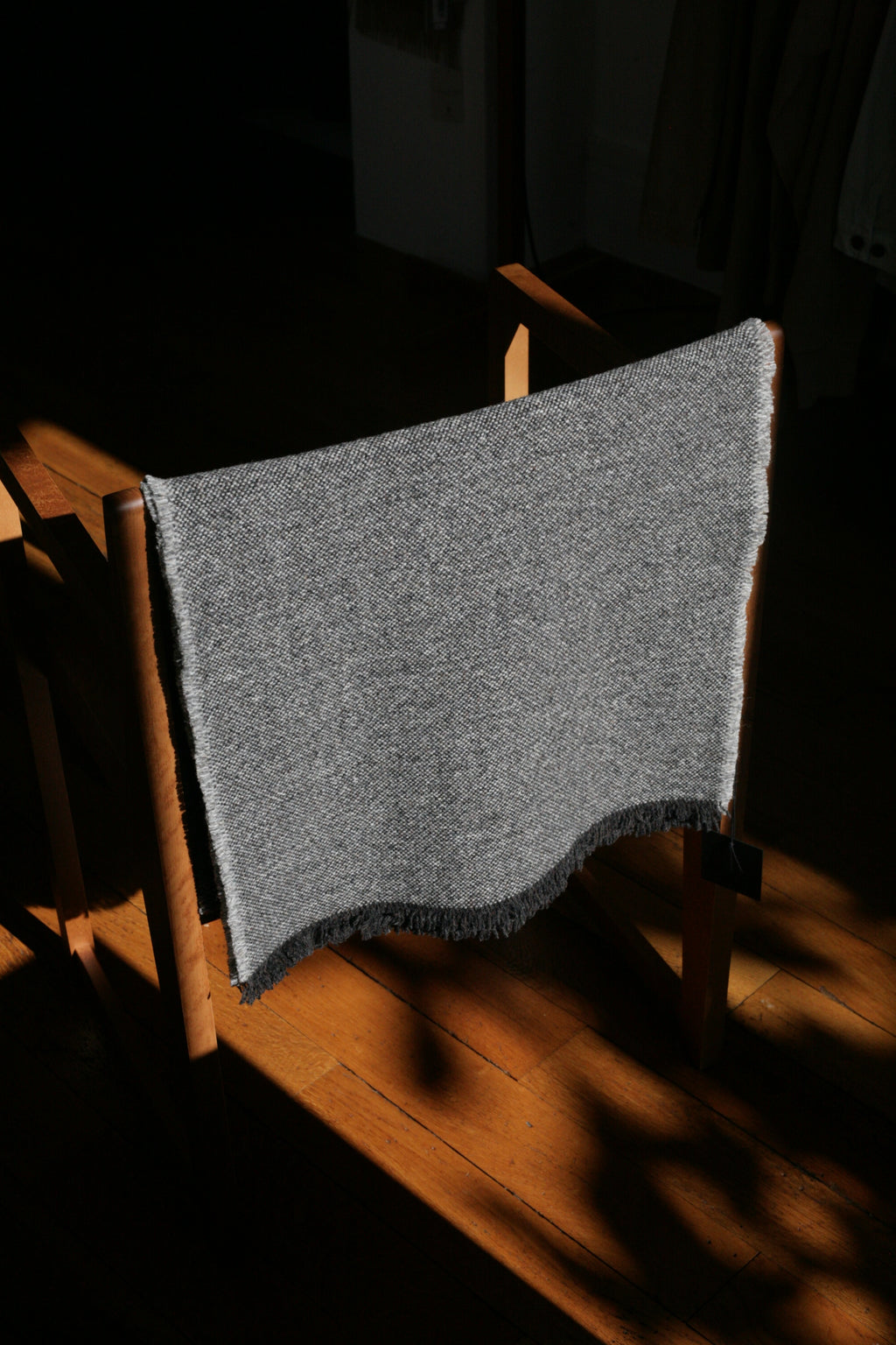 YOKO SAKAMOTO - WOOL LONG SCARF IN CHARCOAL - Tempo