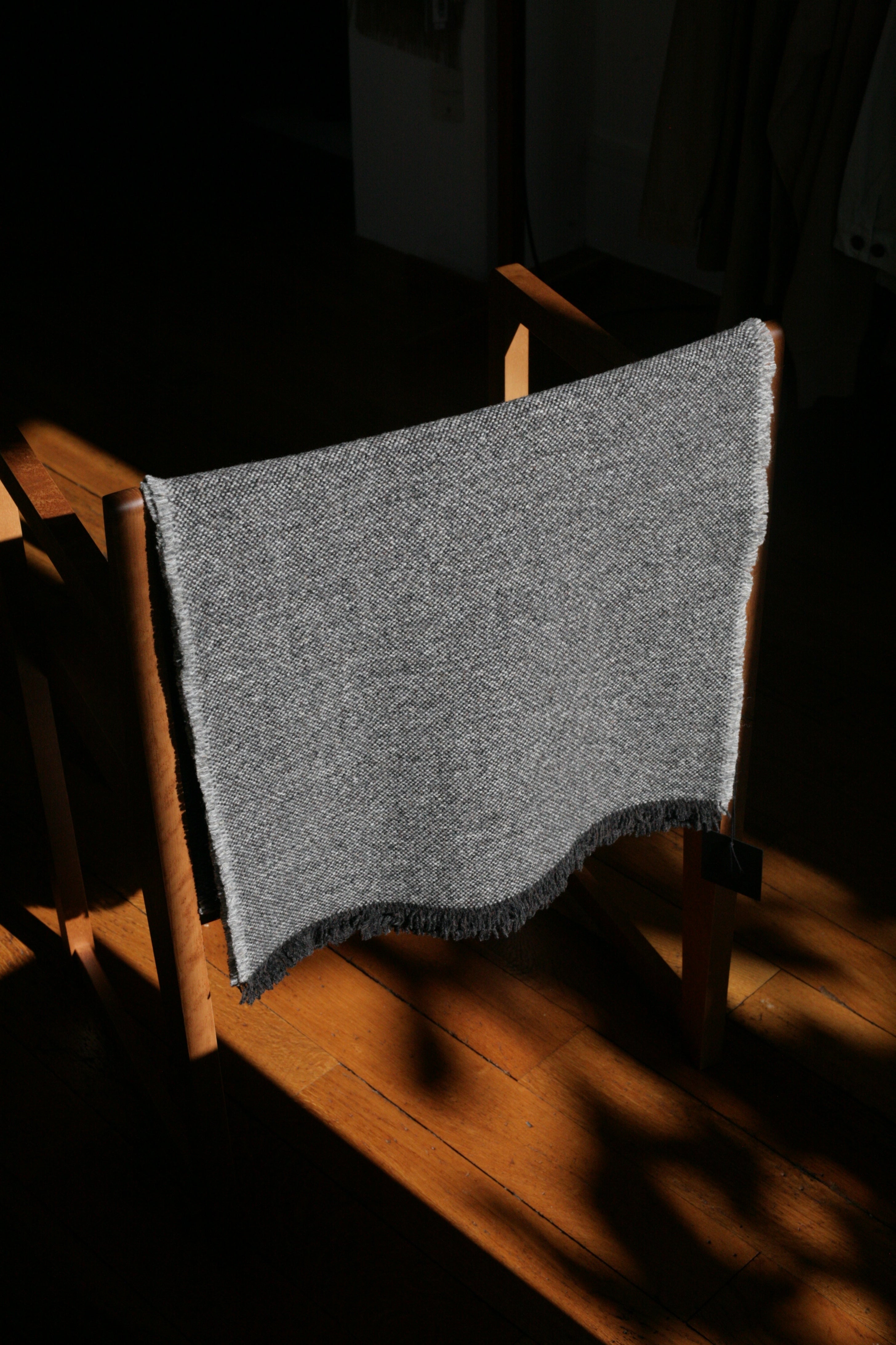 YOKO SAKAMOTO - WOOL LONG SCARF IN CHARCOAL - Tempo