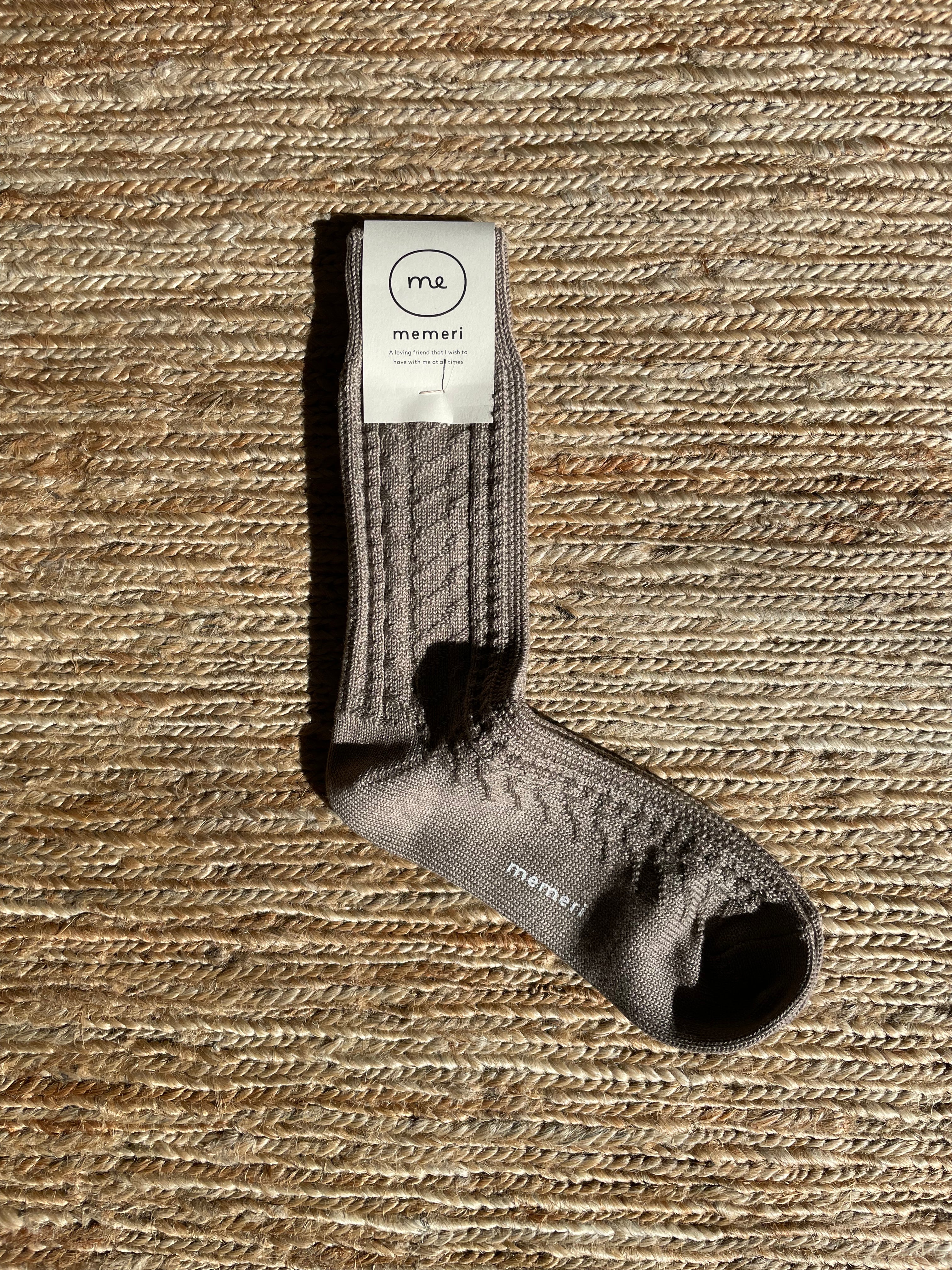 Zopfmustersocken aus Wolle und Baumwolle in Beige 