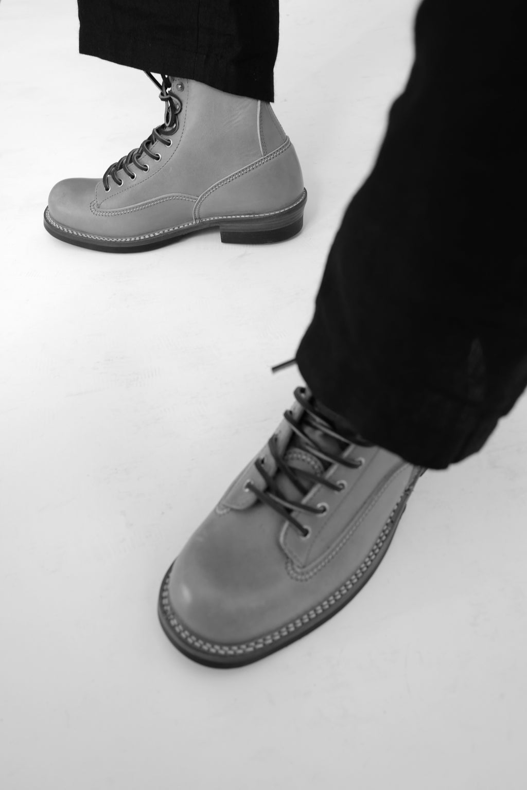THE FLAT HEAD - Vegetable Tanned Tea-core Horsehide Leather Logger Boots in Beige Natural - Tempo