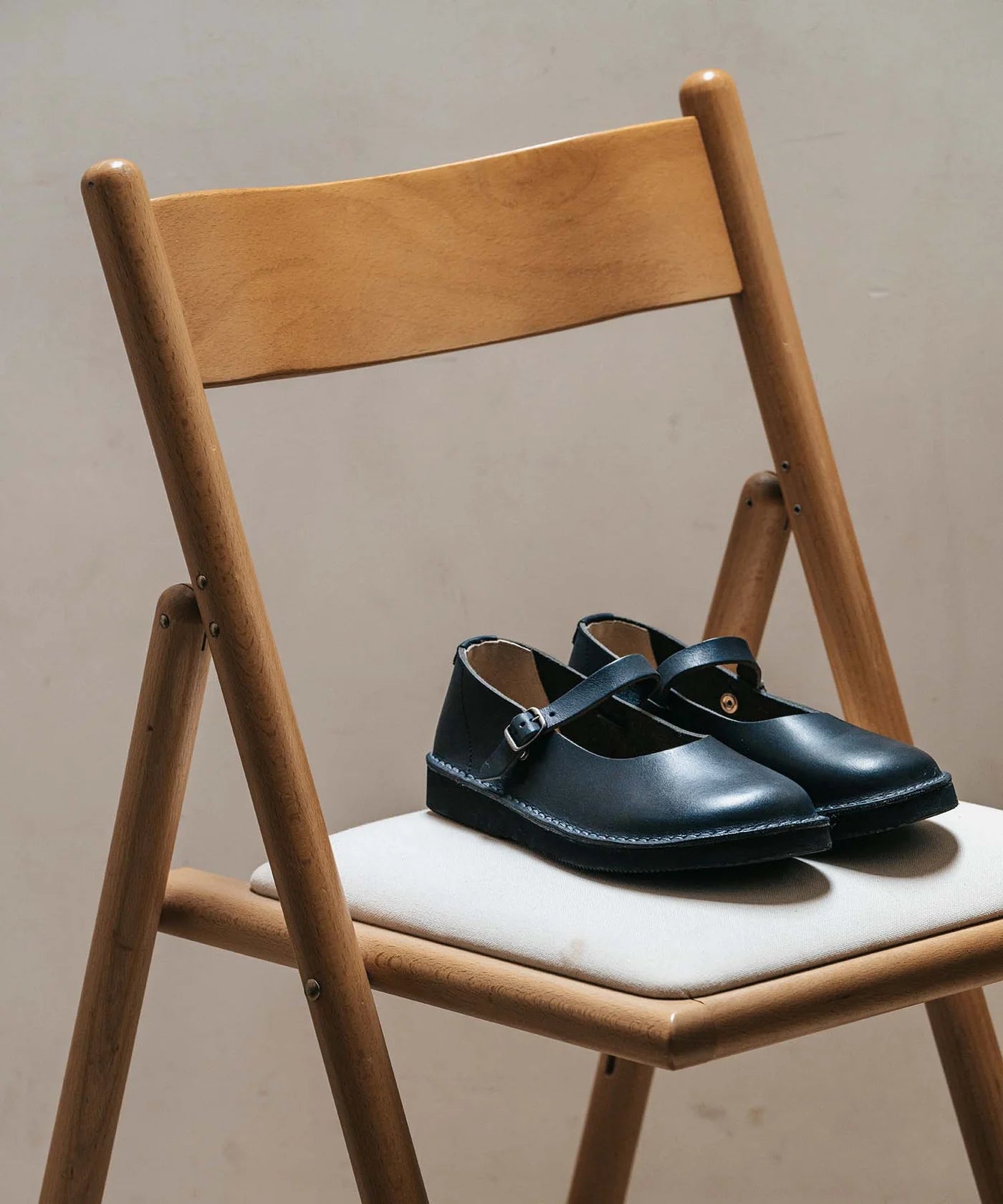 Shelly in Oiled Pull-Up Leather - Black