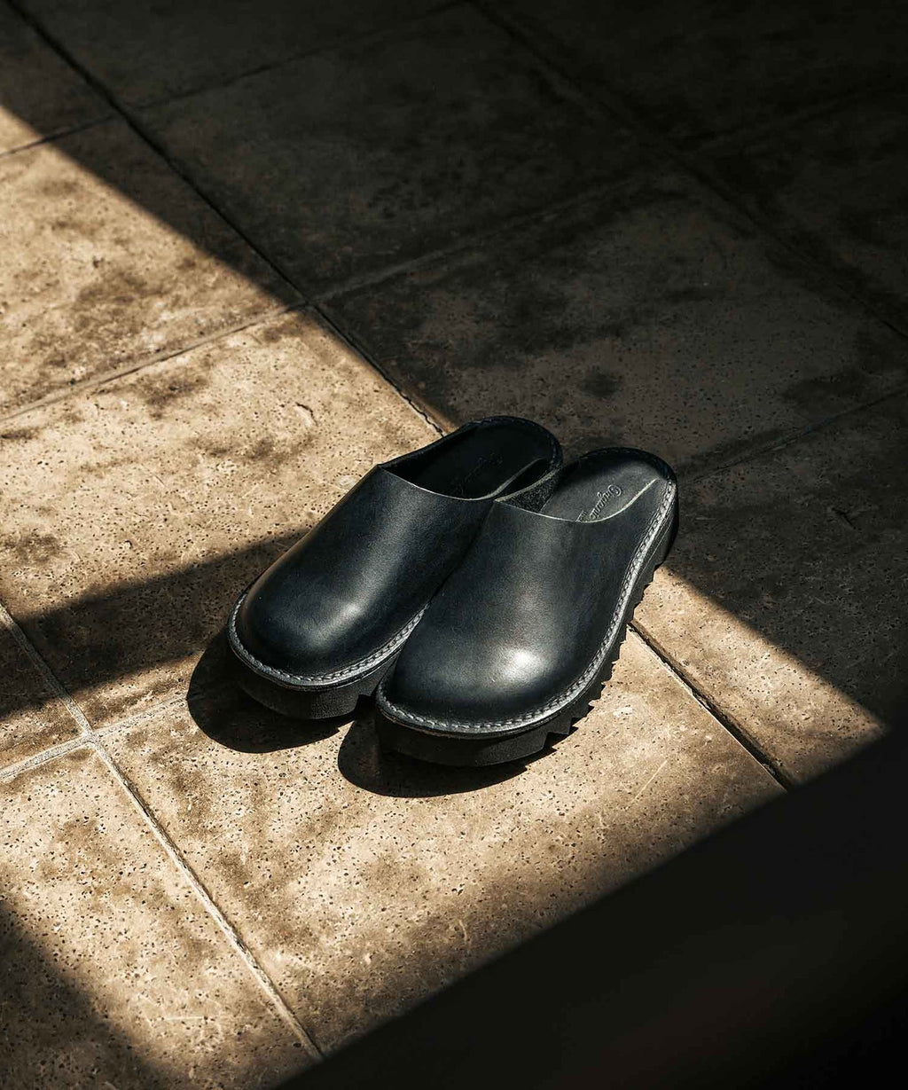 Delft in Oil Black Pull-Up Leather