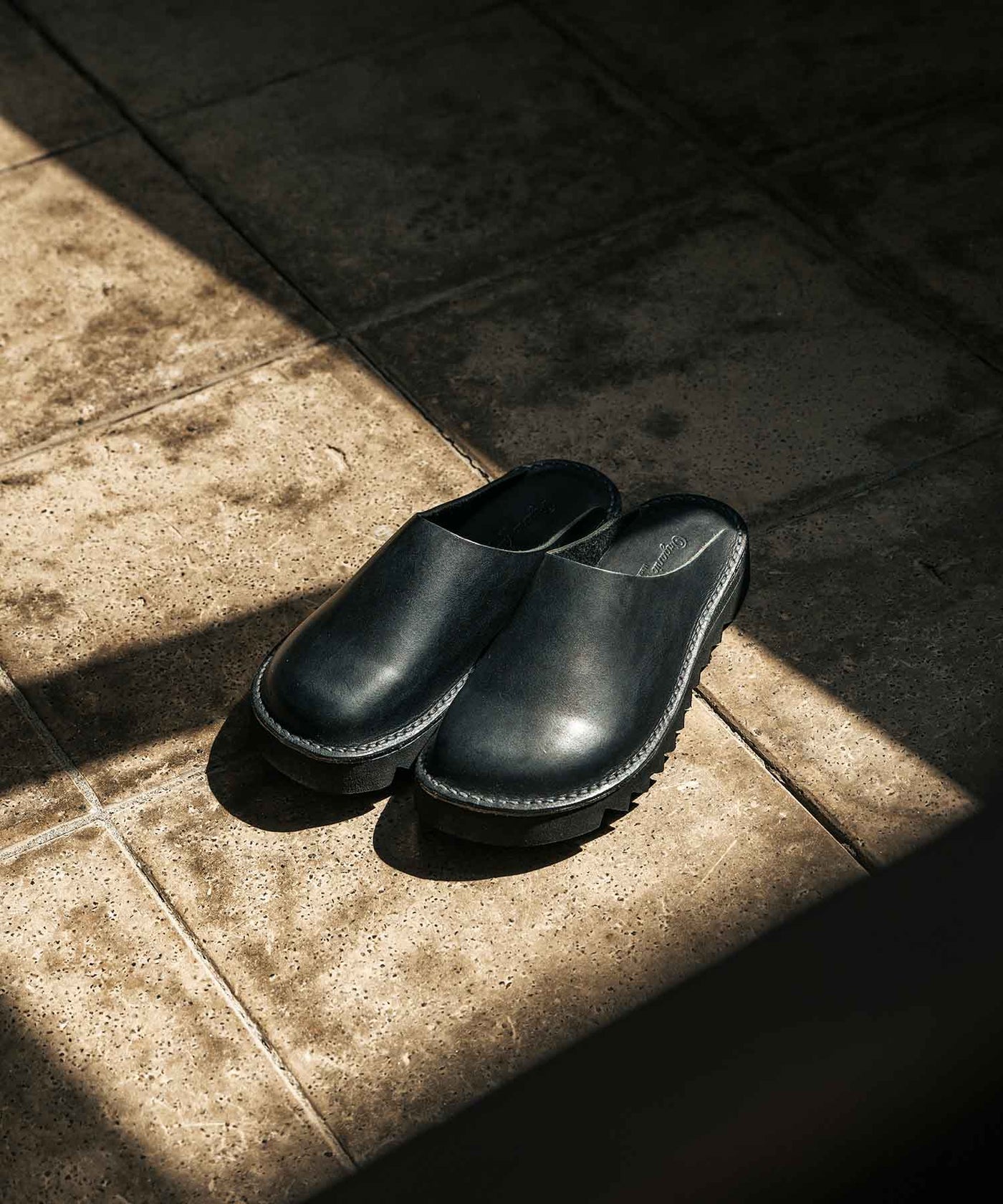 Delft in Oil Black Pull-Up Leather