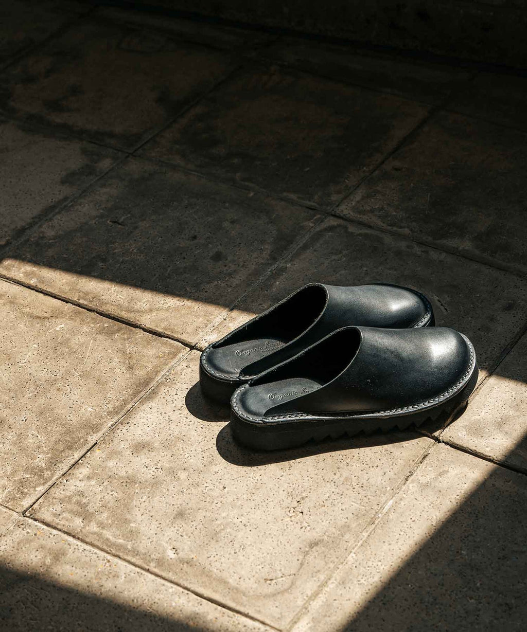 Delft in Oil Black Pull-Up Leather