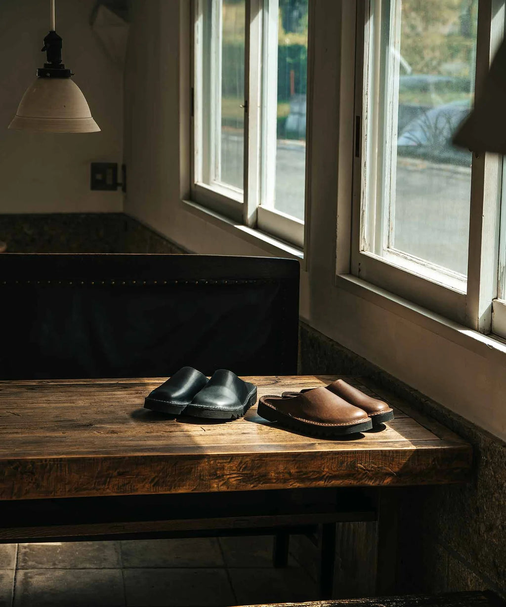 Delft in Oil Black Pull-Up Leather