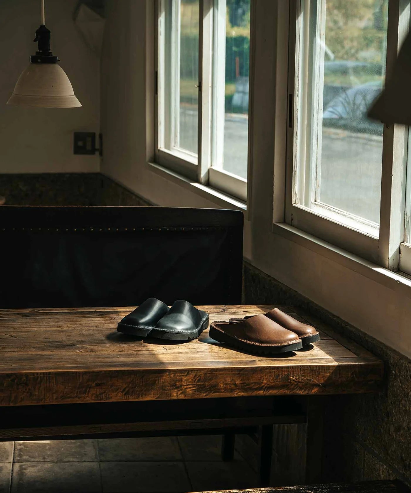 Delft in Oil Black Pull-Up Leather