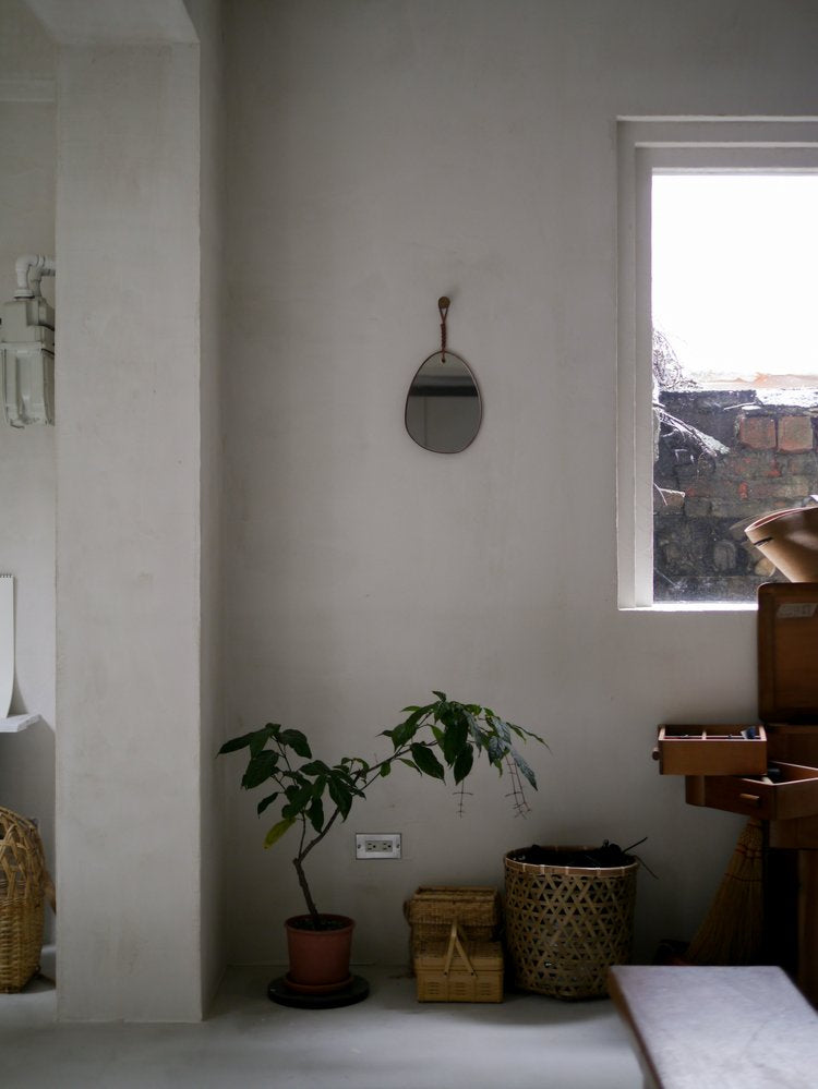 Woven Pebble Mirror 26 | Natural / Chestnut / Black - Tempo